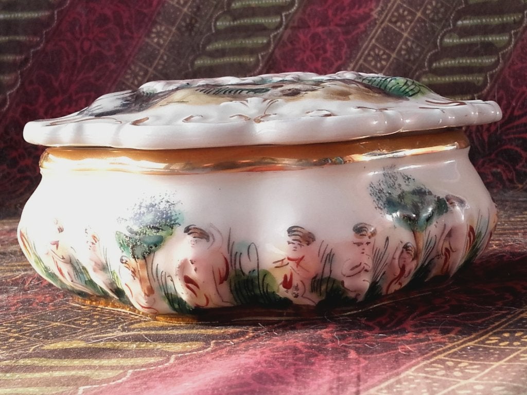 Mooi oud porselein doosje uit Italië met putti's 14,5 cm., Antiek en Kunst, Antiek | Porselein, Ophalen of Verzenden