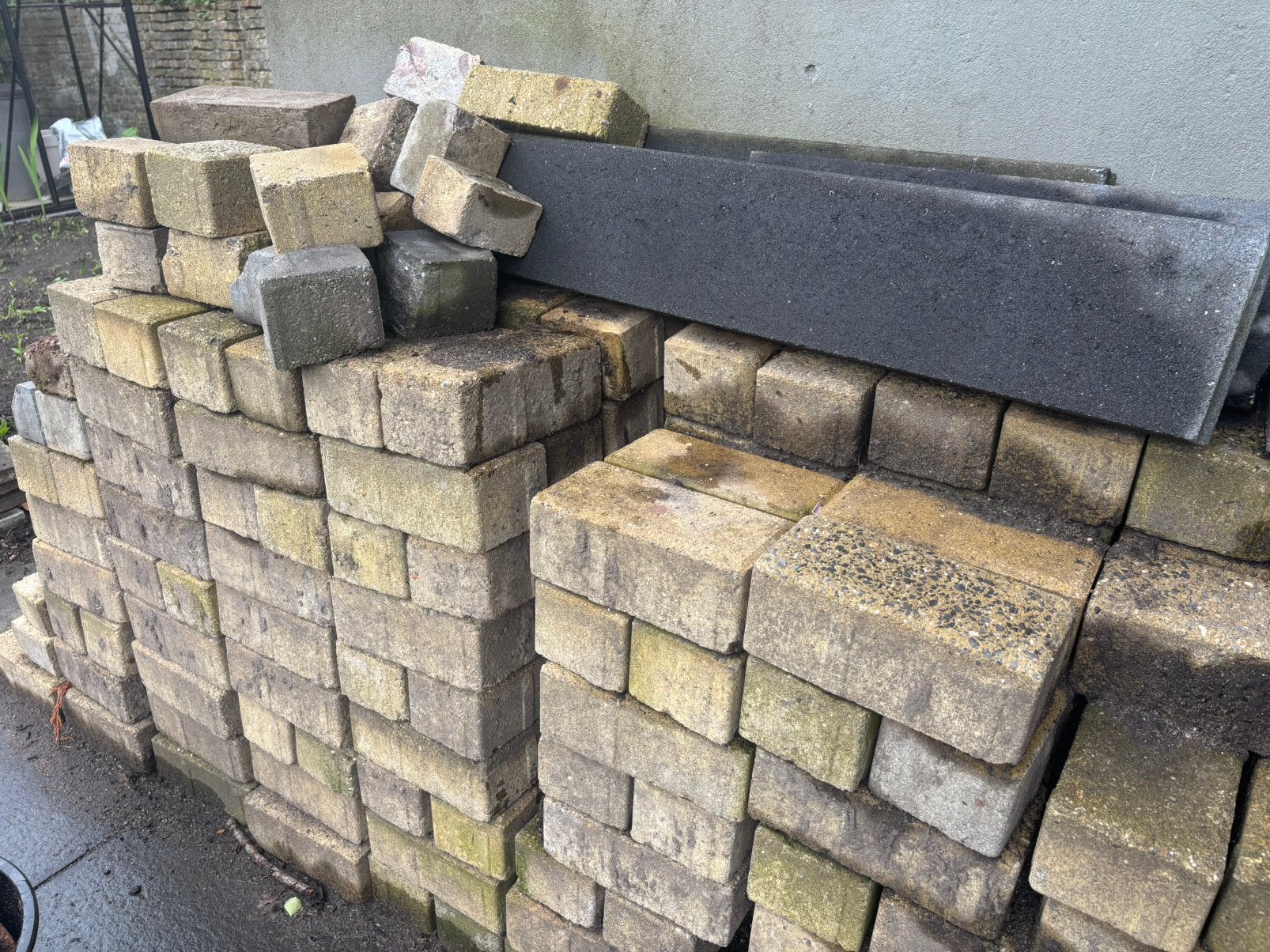 Gratis klinkers 240 stuks geel net geen 5m2, Ophalen, Gebruikt, Klinkers, Minder dan 5 m²