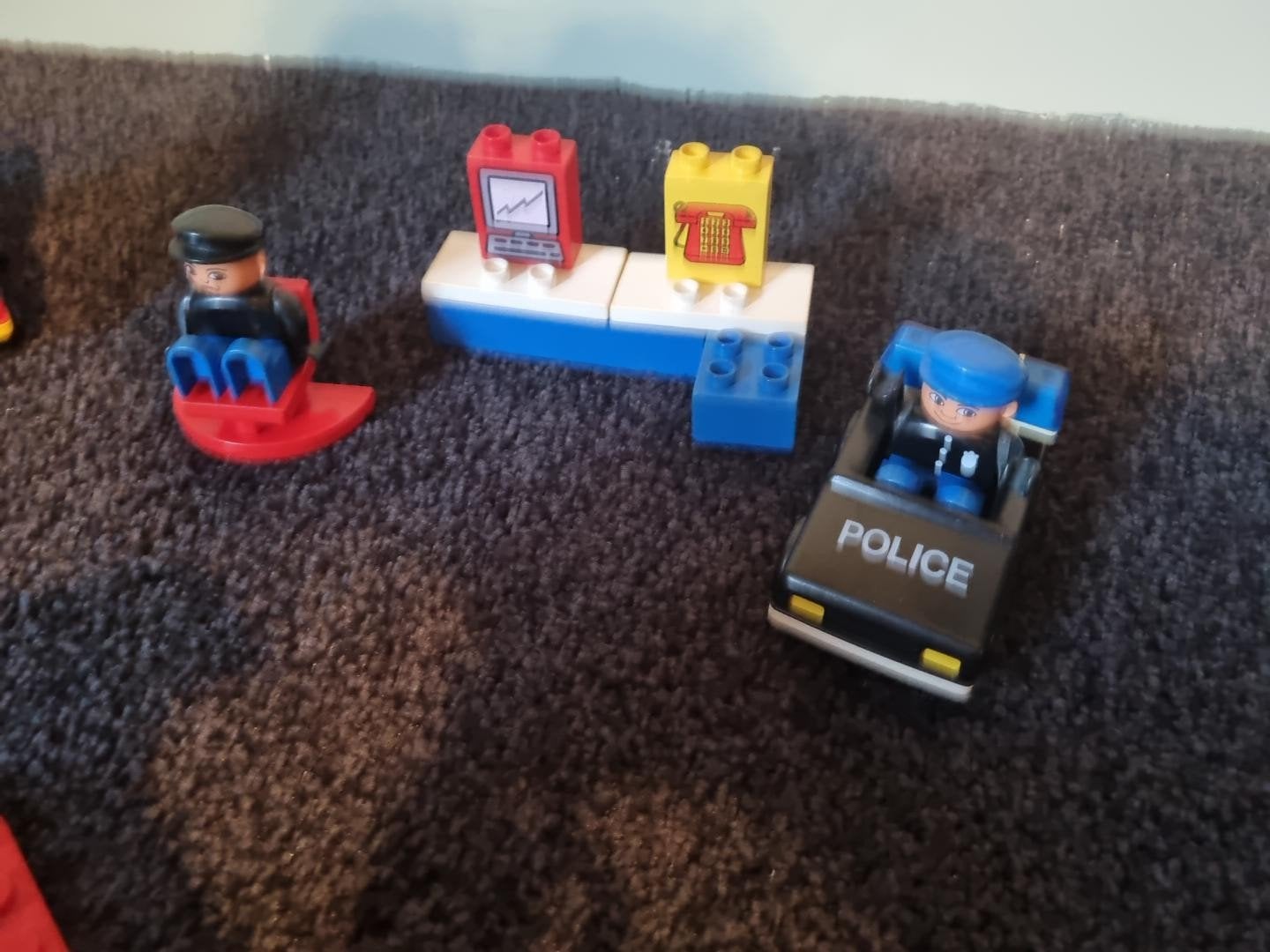 Vintage LEGO DUPLO Politie - politieauto + bureau + agenten, Ophalen of Verzenden, Zo goed als nieuw, Compleet, Duplo