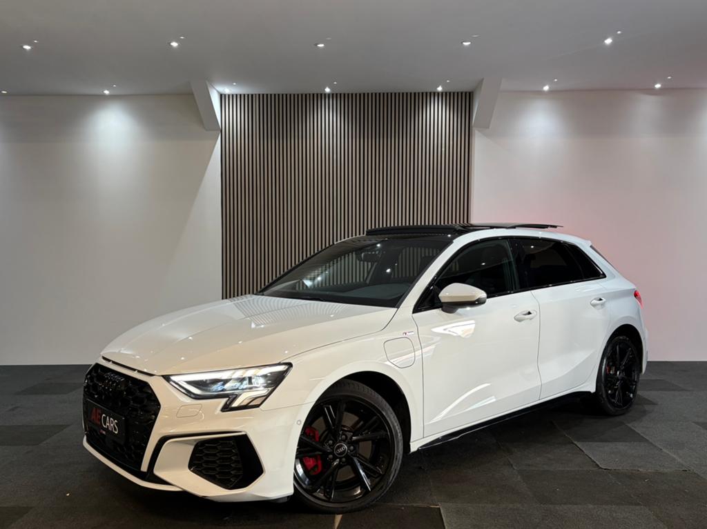 Audi A3 Sportback 45TFSI e 245pk 2024 S-Line Pano Cam Matrix, Lichtsensor, Leder en Stof, Wit, 245 pk
