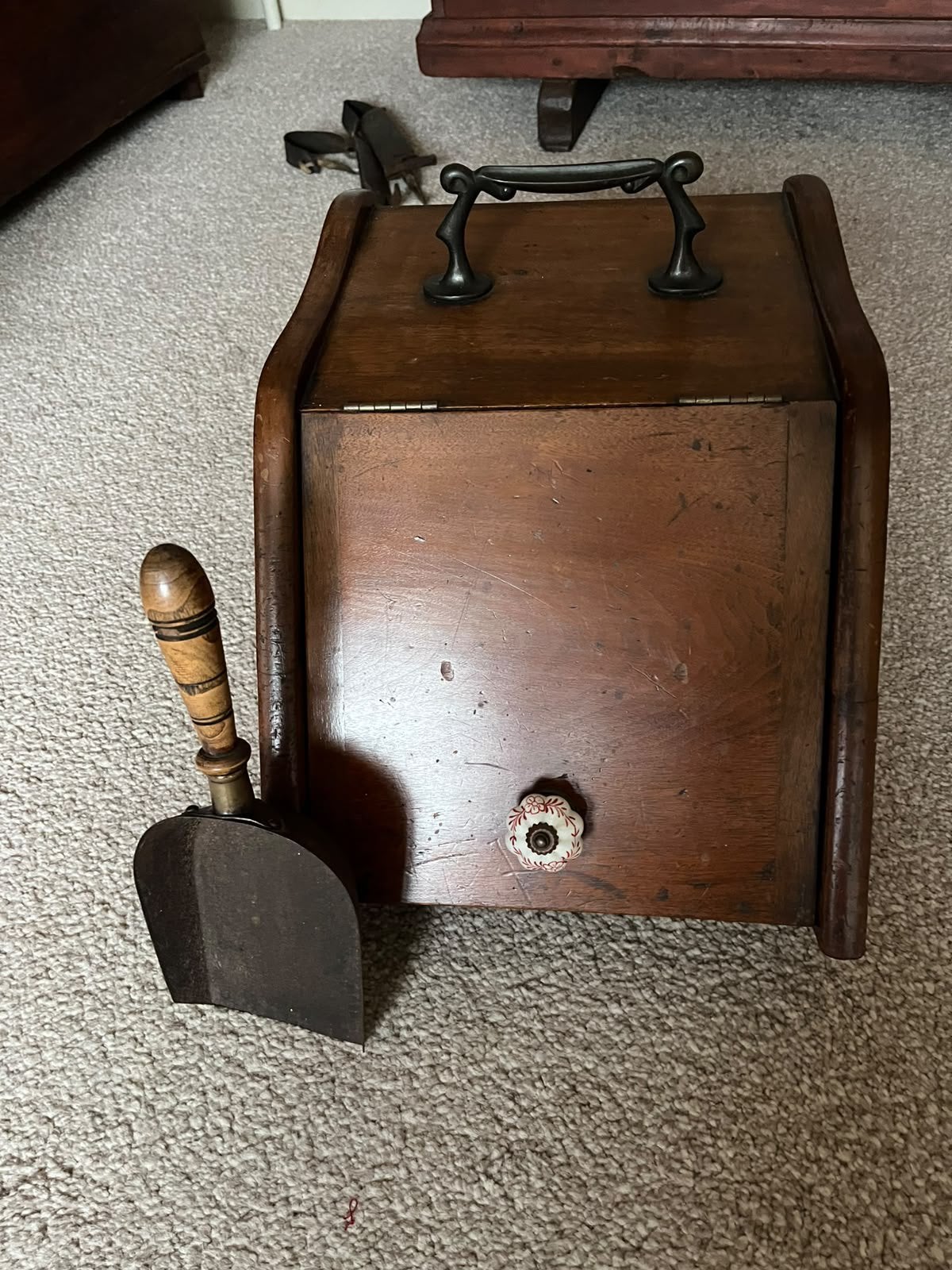 Mahonie houten kolenbak, Ophalen