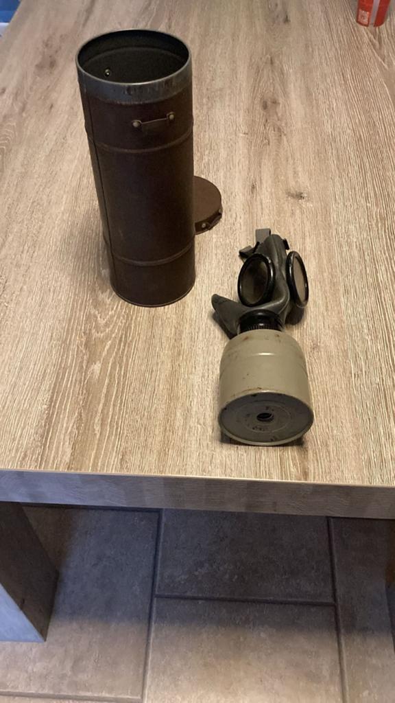 Vintage Kinder Gasmasker met Bus - Militair Verzamelobject, Ophalen of Verzenden, Overige soorten, Overige gebieden, Overige typen