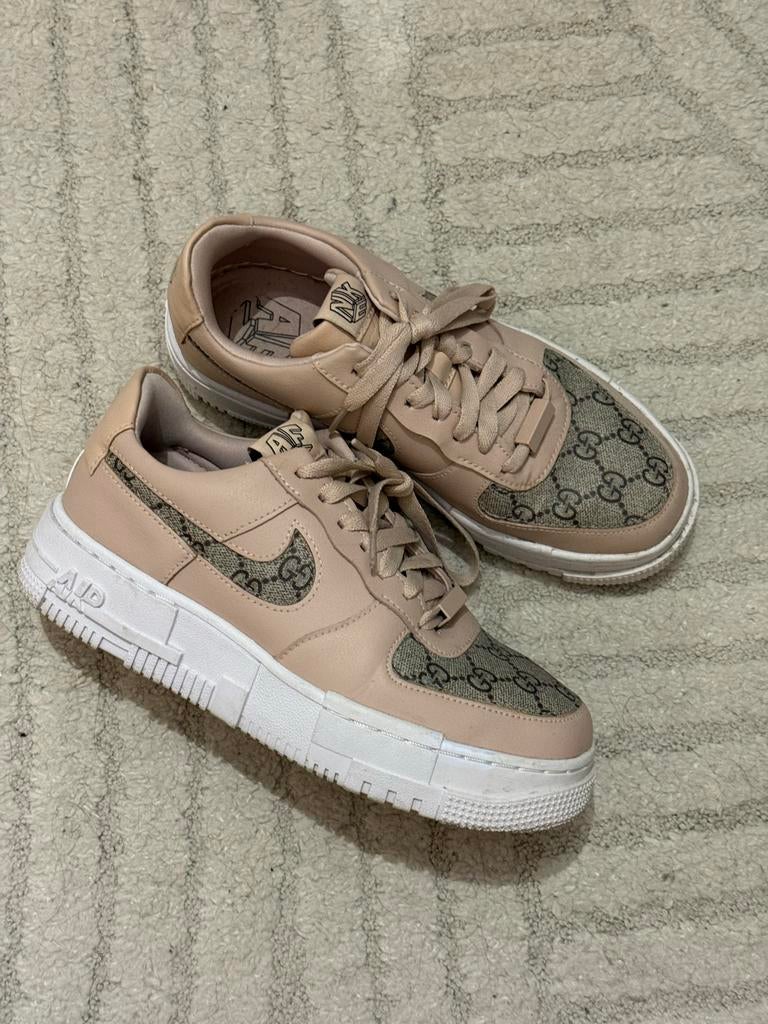 Nike sneakers, custom made - Gucci, Ophalen of Verzenden, Gedragen, Beige, Sneakers of Gympen