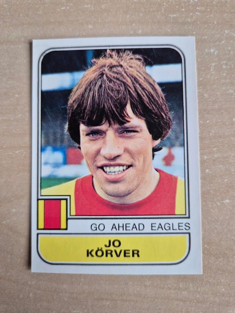 Panini Voetbal 82 Jo Kőrver Go Ahead Eagles, Verzamelen, Sportartikelen en Voetbal, Ophalen of Verzenden, Zo goed als nieuw, Overige binnenlandse clubs