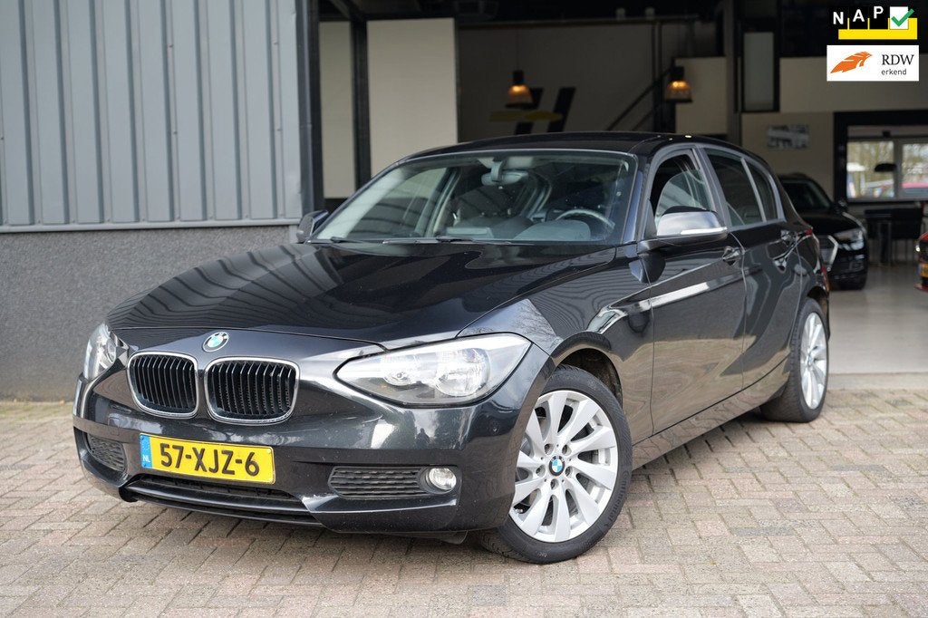 BMW 1-serie 116i Business AUT|Cruise C|LM velgen|Navi|Trekh, Auto's, BMW, Euro 5, Gebruikt, Zwart, 4 cilinders