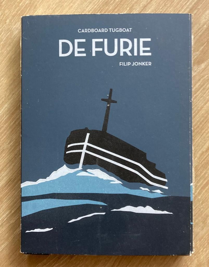 Cardboard Tugboat De Furie ( van Flip Jonker ) plus boekje, Verzamelen, Scheepvaart, Verzenden, Zo goed als nieuw, Motorboot, Boek of Tijdschrift