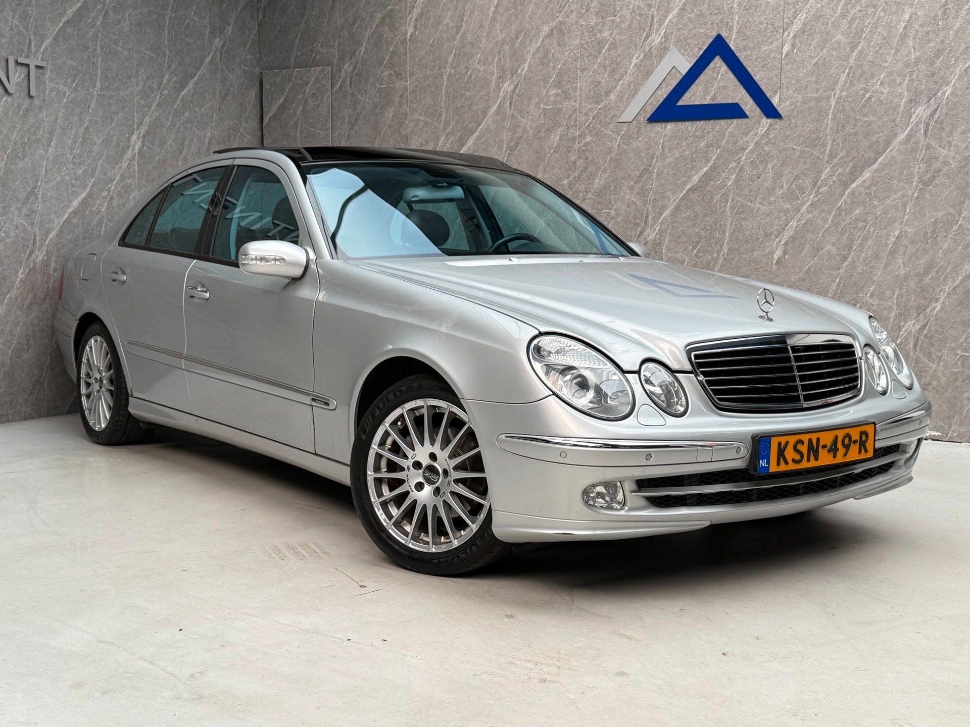 Mercedes-Benz E-klasse 240 Avantgarde / Panorama / APK, Auto's, Automaat, Achterwielaandrijving, Gebruikt, Zwart