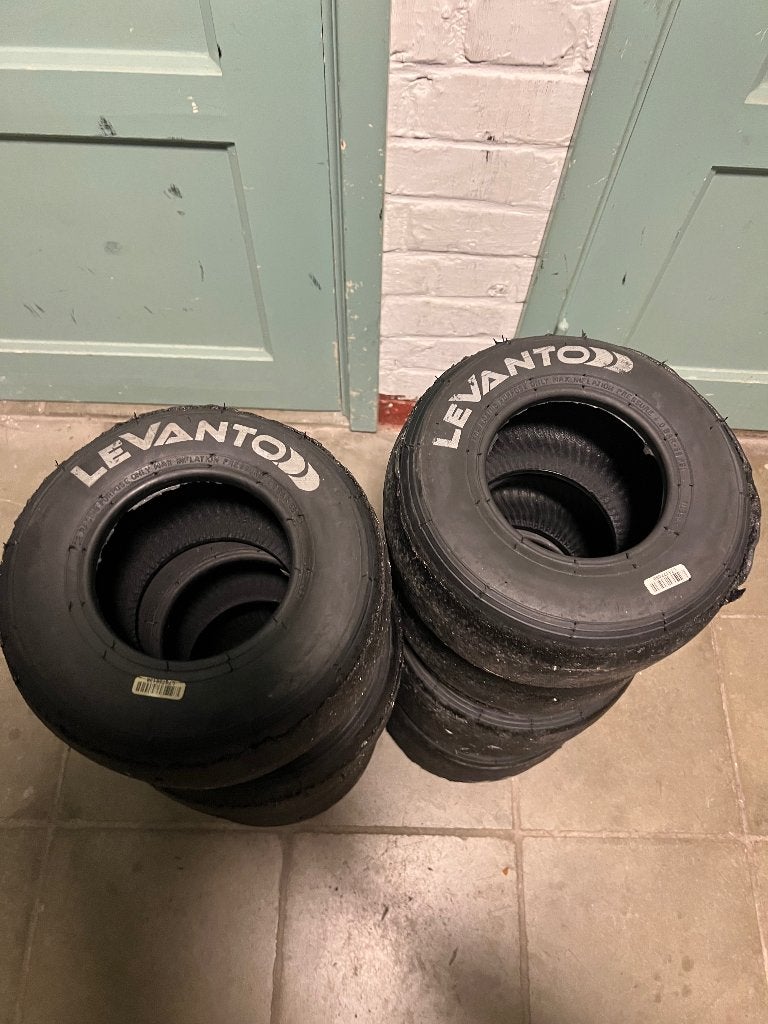 2 sets slicks Levanto KRT te koop, Sport en Fitness, Ophalen of Verzenden, Gebruikt, Onderdelen Kart