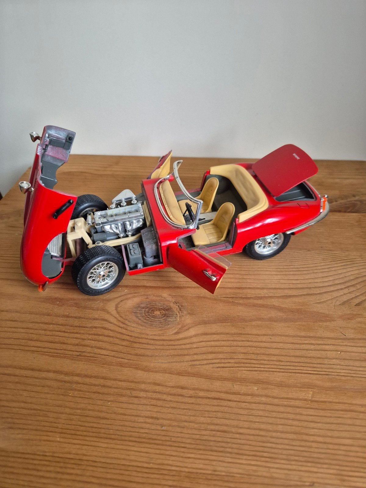 Burago Jaguar "E" type (1961), rood, cabrio...1/18...€ 8,=, Ophalen, Gebruikt, Auto, Bburago