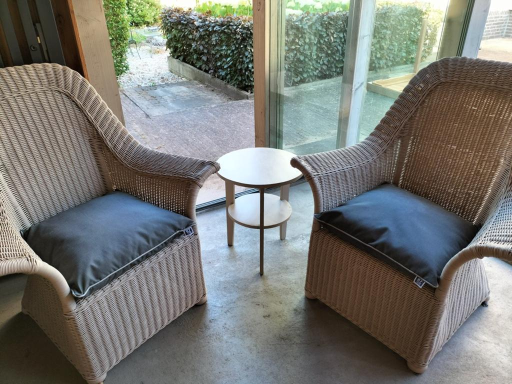 Twee grote rotan fauteuils met bijpassend tafeltje, Tuin en Terras, Tuinstoelen, Ophalen, Zo goed als nieuw, Rotan