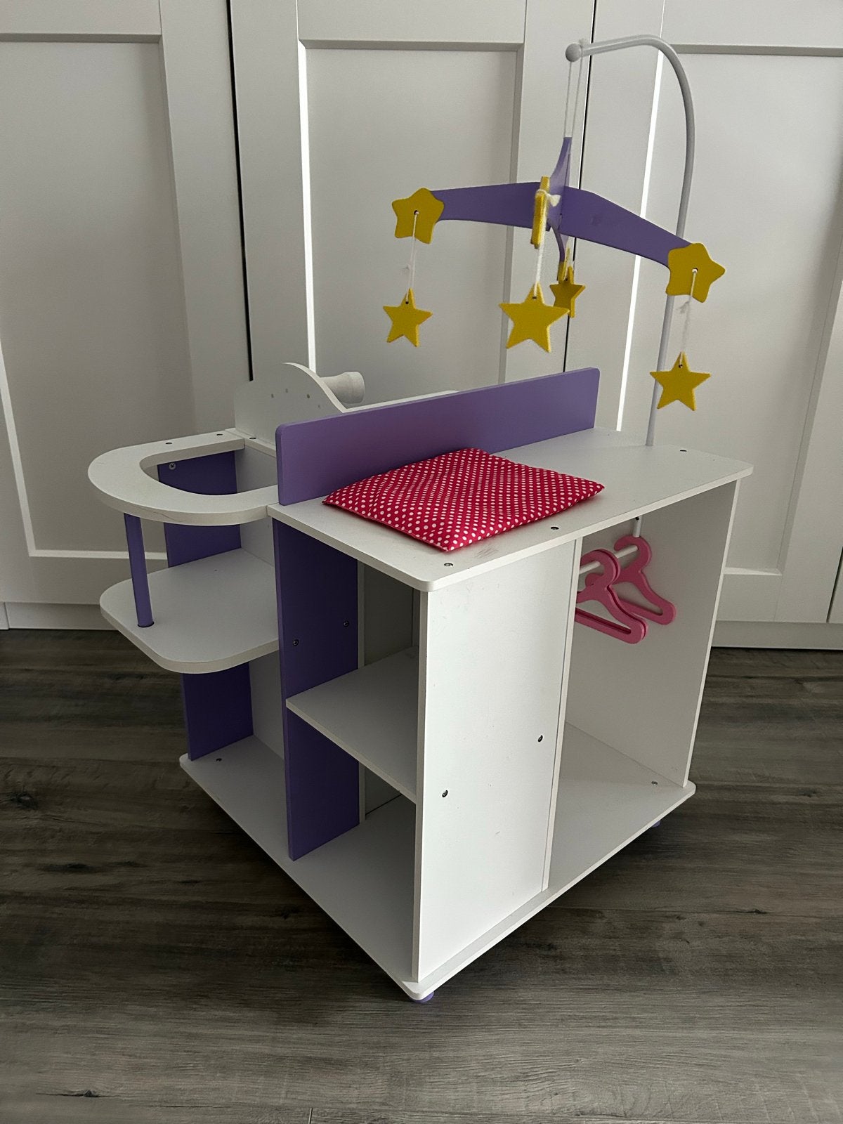 Poppenverzorgingsstation met mobiel en accessoires, Ophalen, Zo goed als nieuw, Overige typen