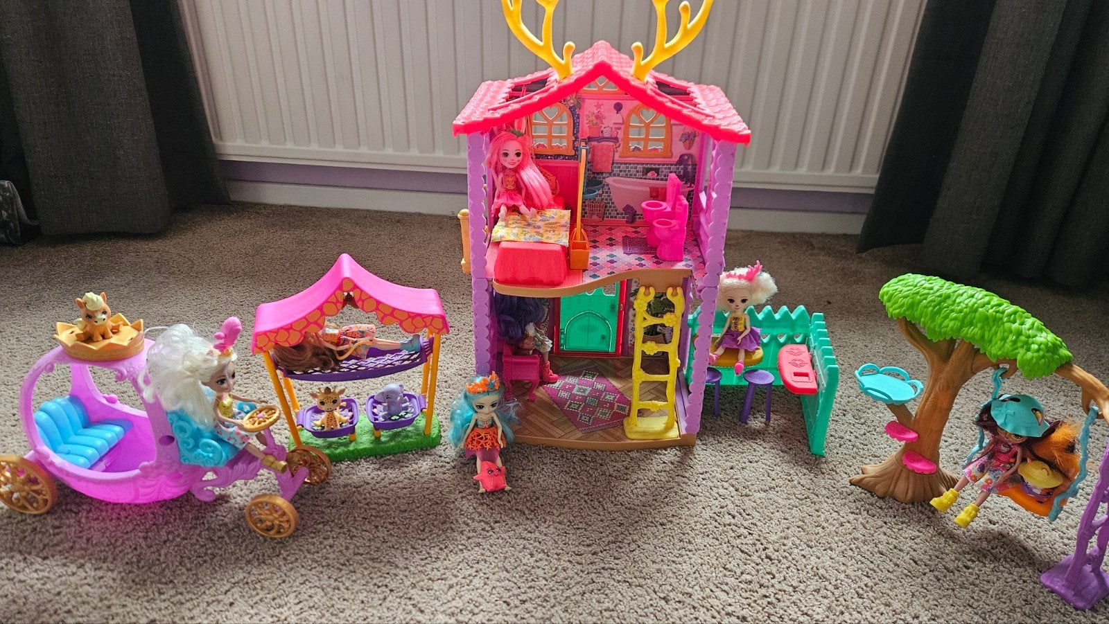 Verzameling Enchantimals speelgoed hertenhuis etc.., Kinderen en Baby's, Speelgoed | Poppenhuizen, Ophalen, Zo goed als nieuw