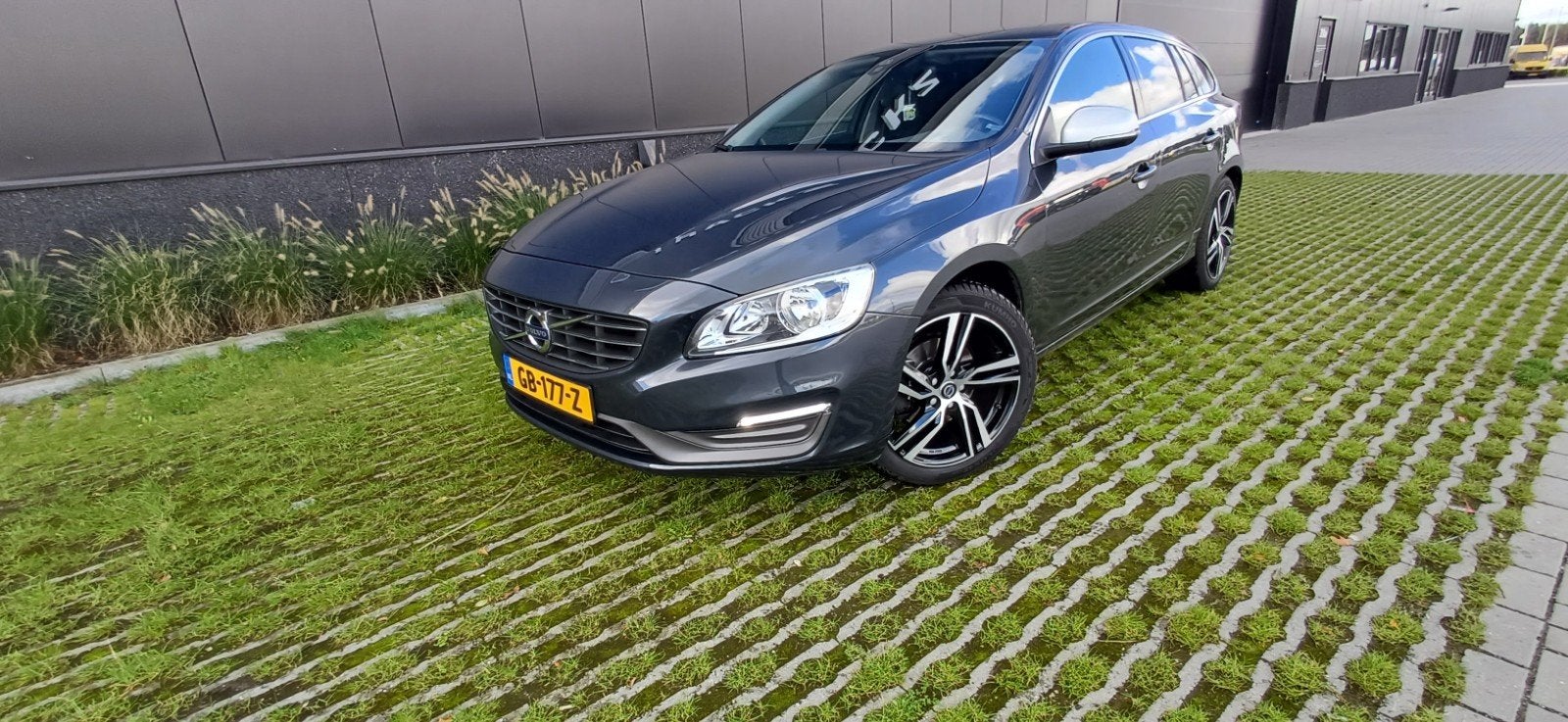 Volvo V60 T3 150pk Powershift 2015 Grijs, 1596 cc, 4 cilinders, Particulier, 1600 kg