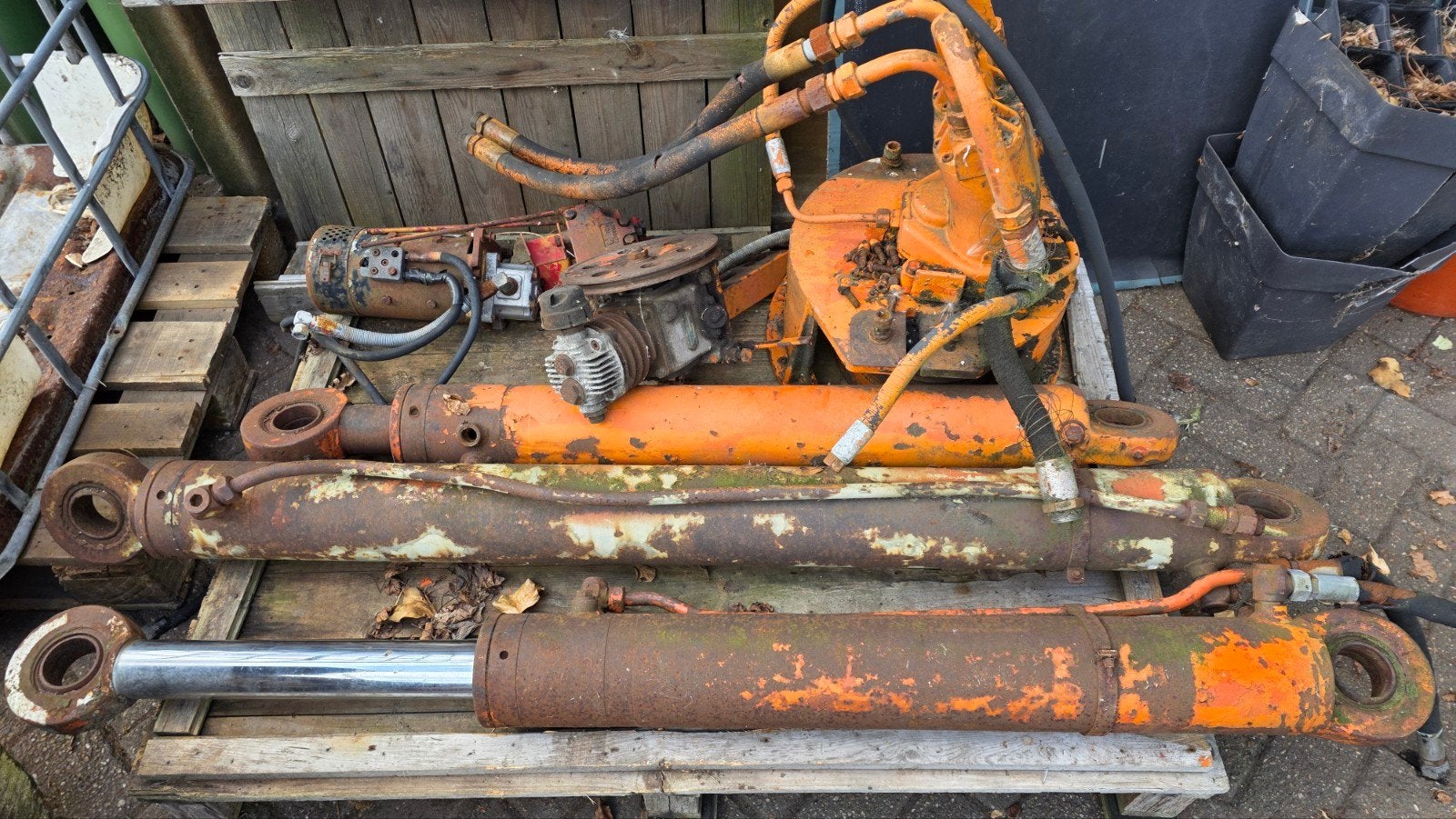 Diverse hydraulische onderdelen: Atlas kraan cilinders, pomp, Ophalen