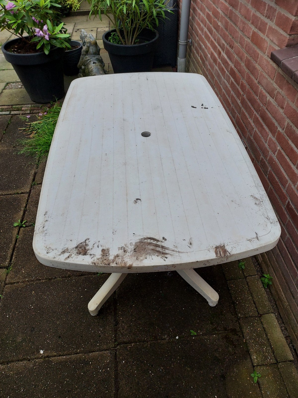 Gratis: witte kunststof tuintafel stoel en voetenbankjes, Kunststof, Gebruikt, Tuinset, Eettafel