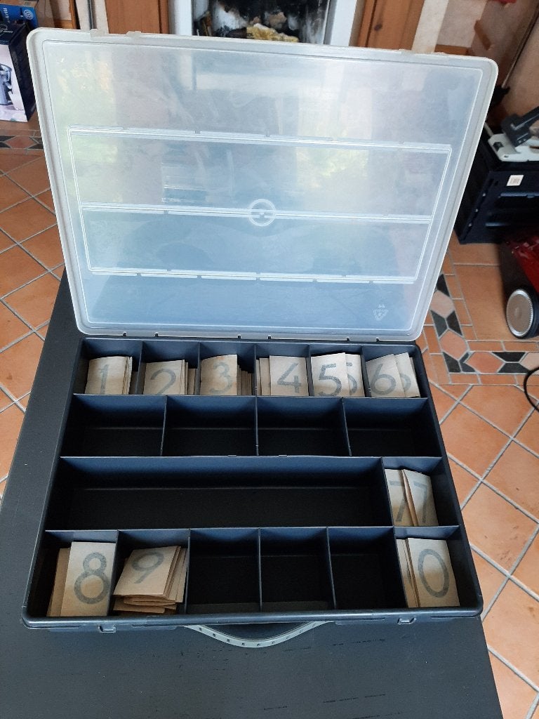 Assortimentsdoos met plakcijfers 40 x 27 mm zwart GRATIS, Ophalen, Nieuw