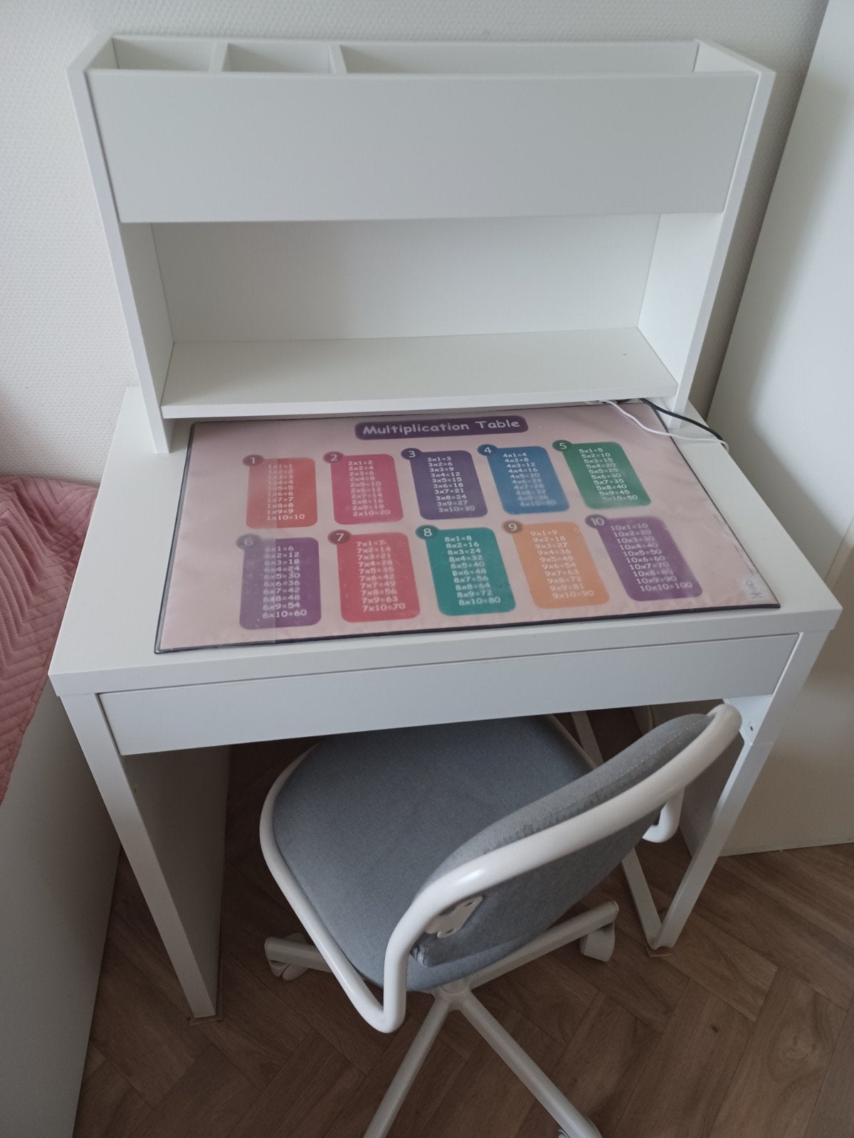 Bureau Micke (Ikea) met opbouwdeel met vakken en bureaustoel, Huis en Inrichting, Bureaus, Ophalen, Gebruikt