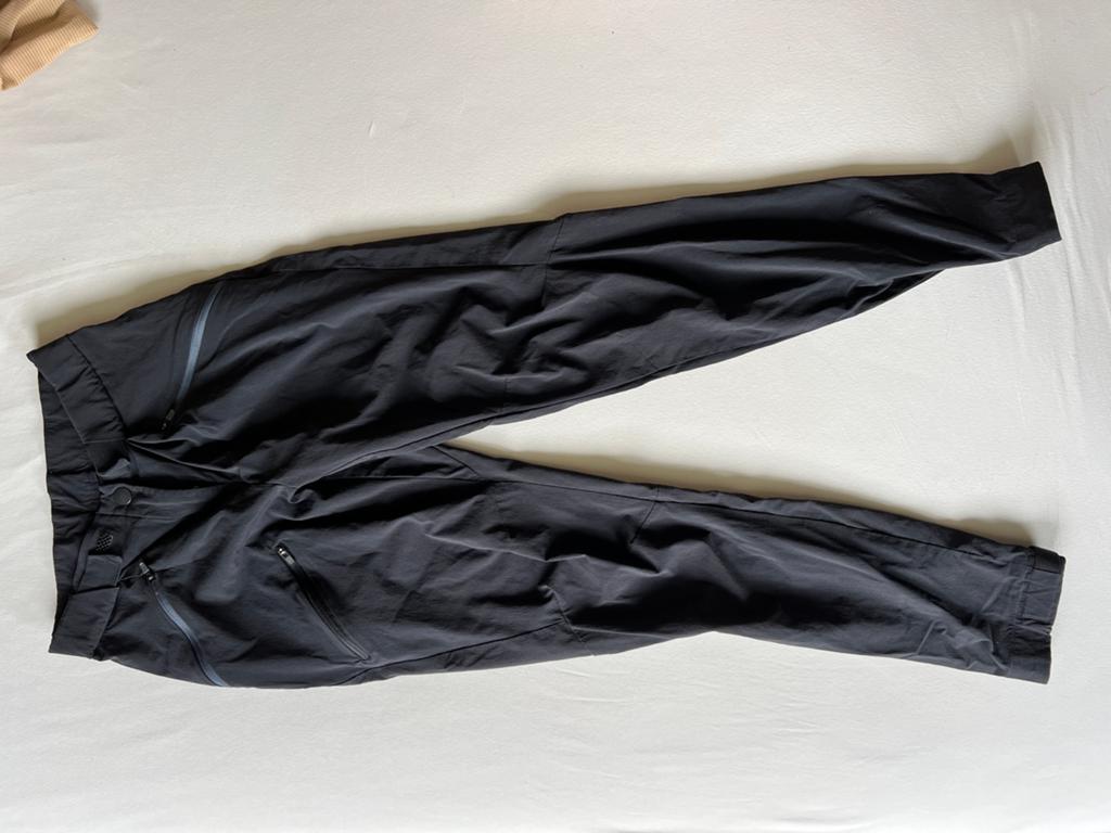 Zwarte klimbroek - voor kind ca 12 jaar, Sport en Fitness, Klimsport, Ophalen of Verzenden, Zo goed als nieuw, Klimsportkleding