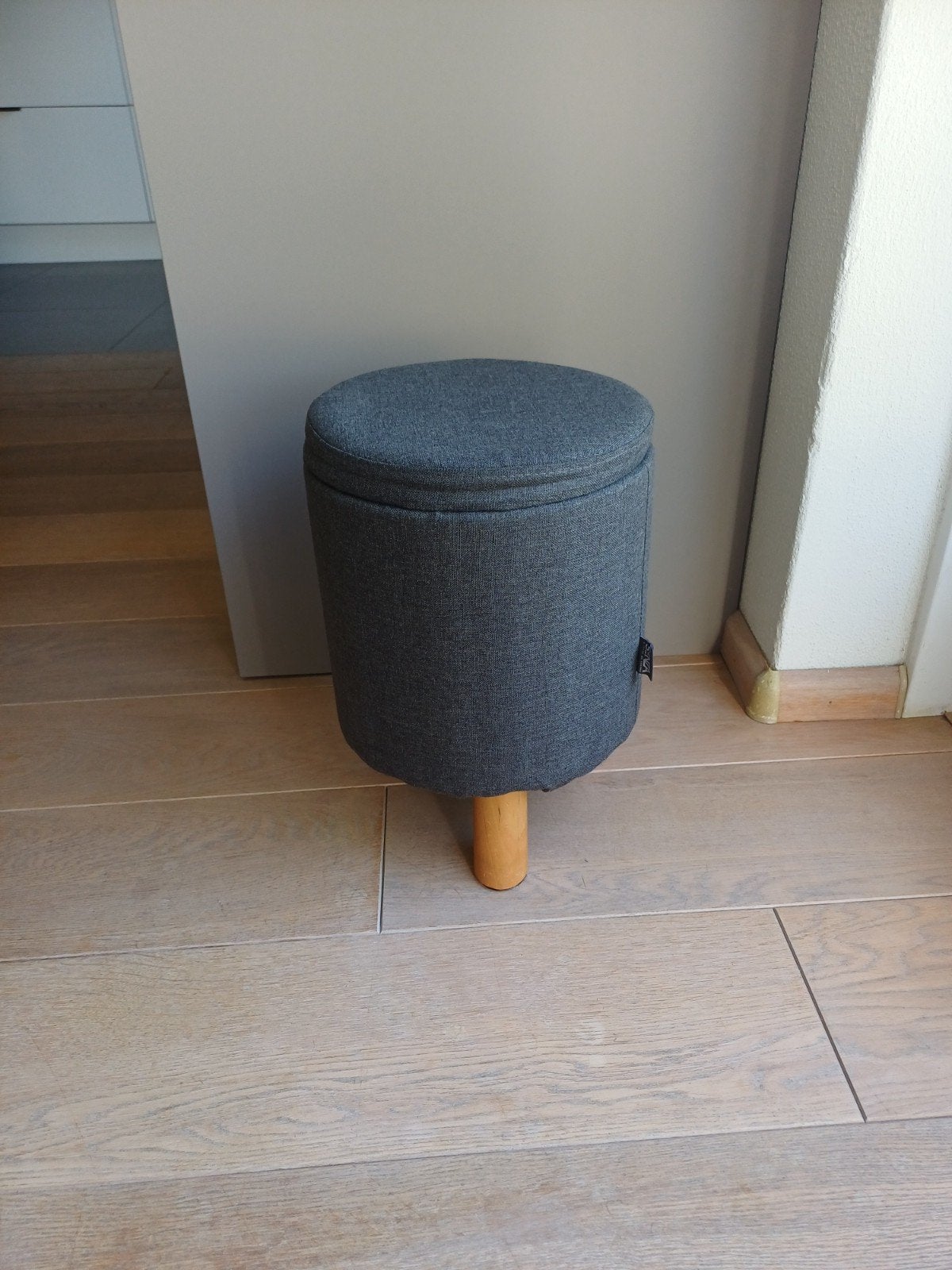 Senza poef/opbergkrukje - grijs met houten poten, Huis en Inrichting, Ophalen, Zo goed als nieuw, Overige materialen