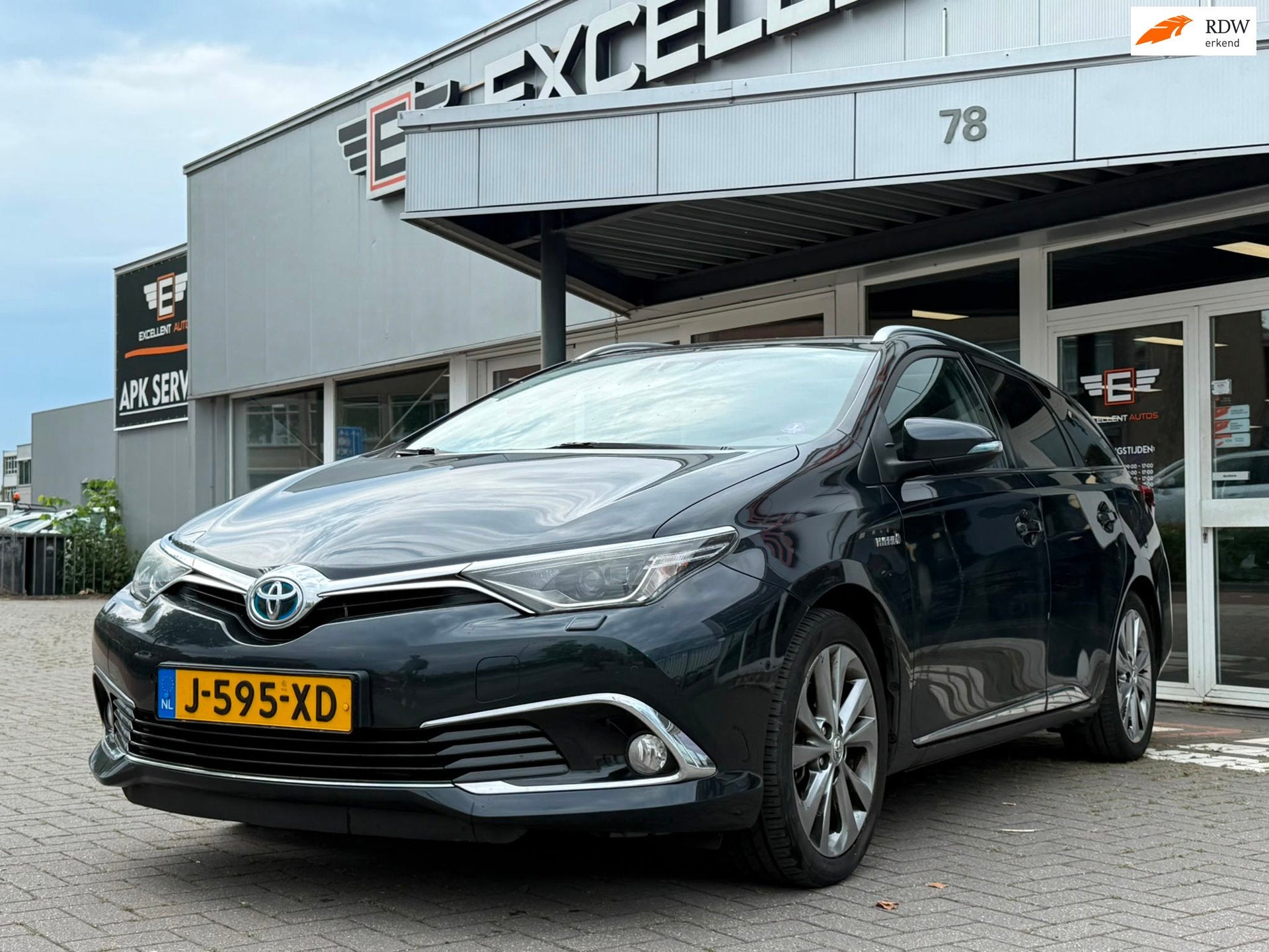 Toyota Auris Touring Sports 1.8 Hybrid Executive, Auto's, Toyota, Gebruikt, Automatische klimaatregeling, 25 km/l, Te koop