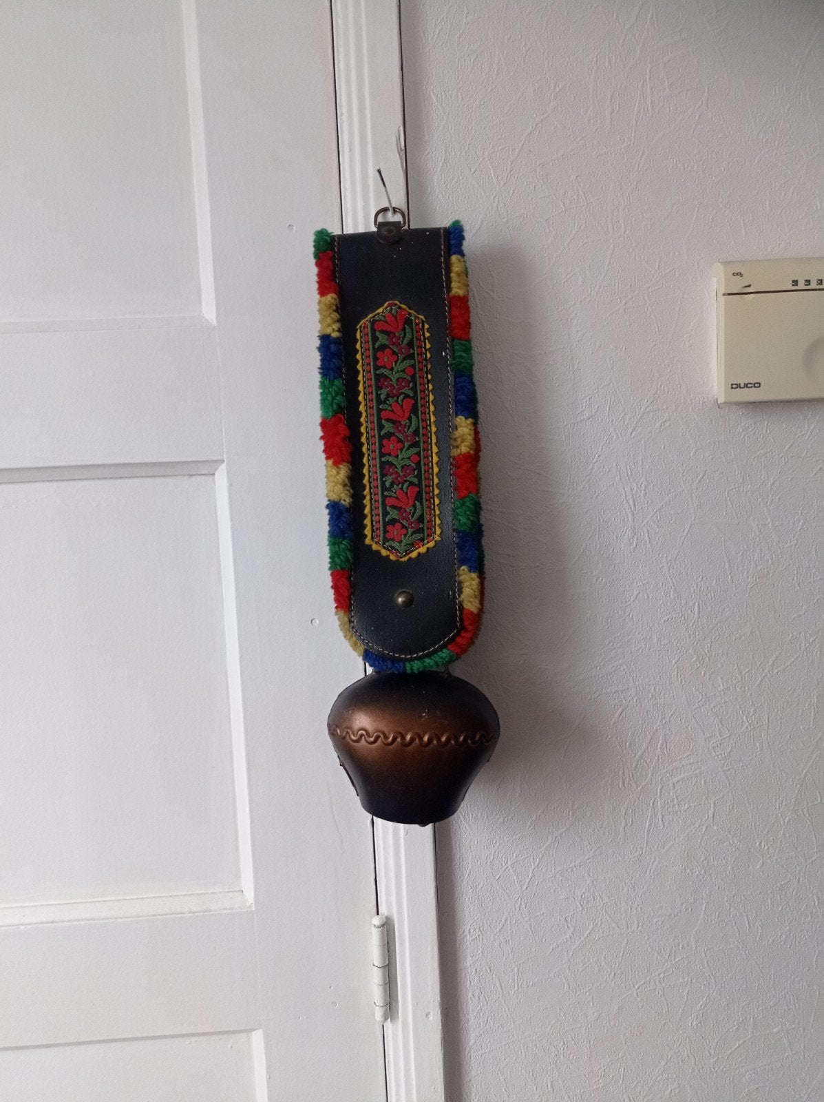 Vintage decoratieve koebel met een leren band, Ophalen of Verzenden