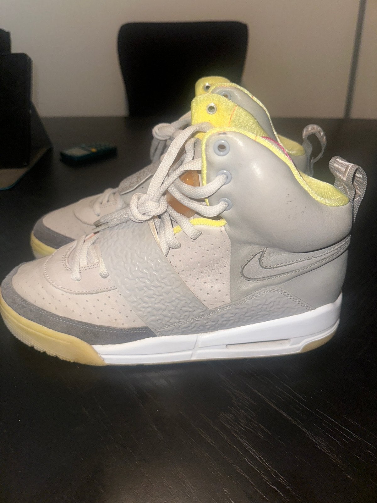 NIKE AIR YEEZY 1 ZEN GREY, Kleding | Heren, Schoenen, Ophalen of Verzenden, Zo goed als nieuw, Overige kleuren, Sneakers of Gympen