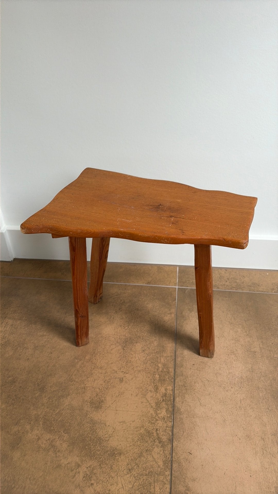 Brutalisme stijl krukje bijzettafeltje, Ophalen of Verzenden, Gebruikt, Hout