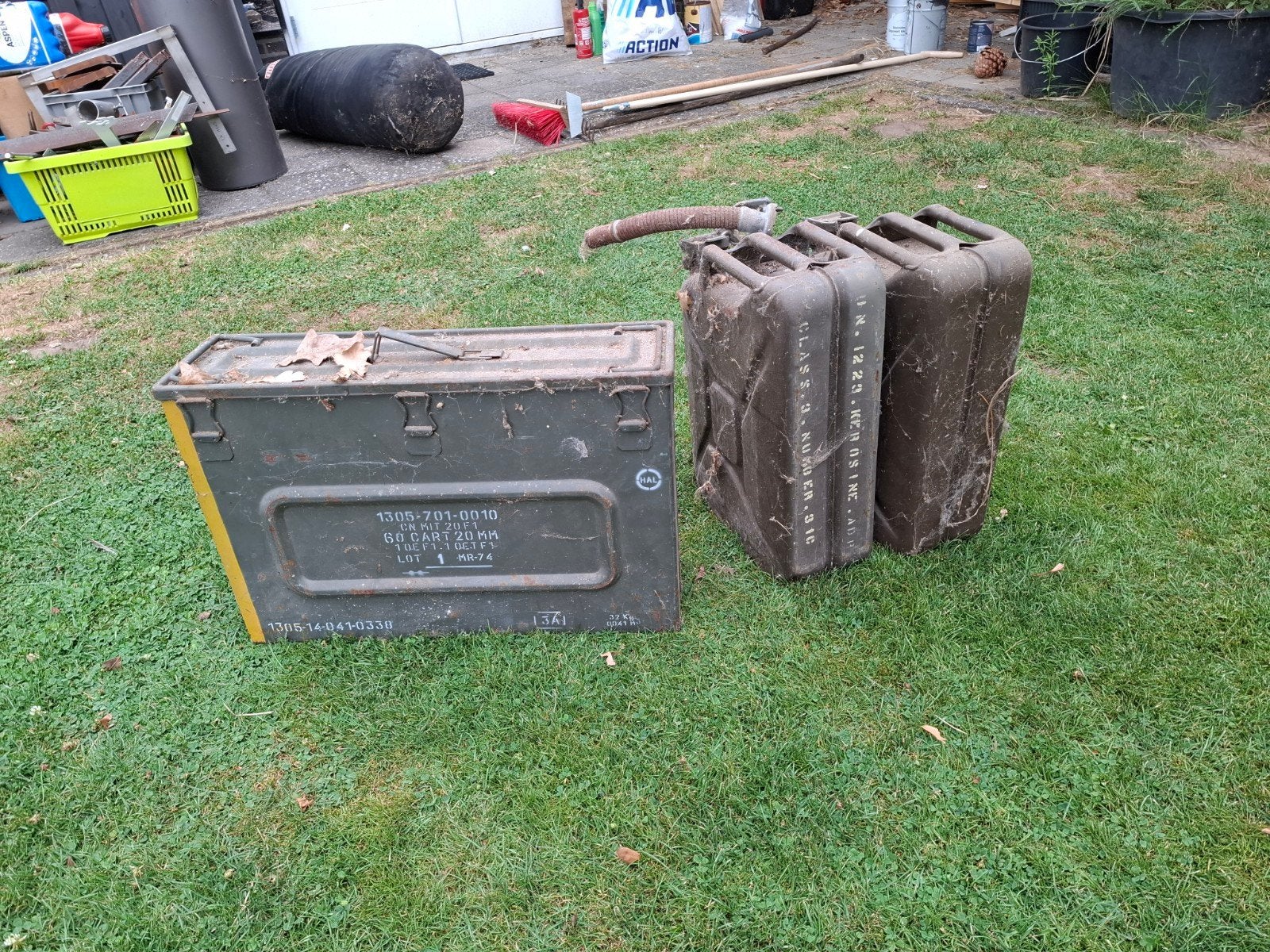 2 leger jerrycans en metalen munitiekist, Ophalen, Gebruikt
