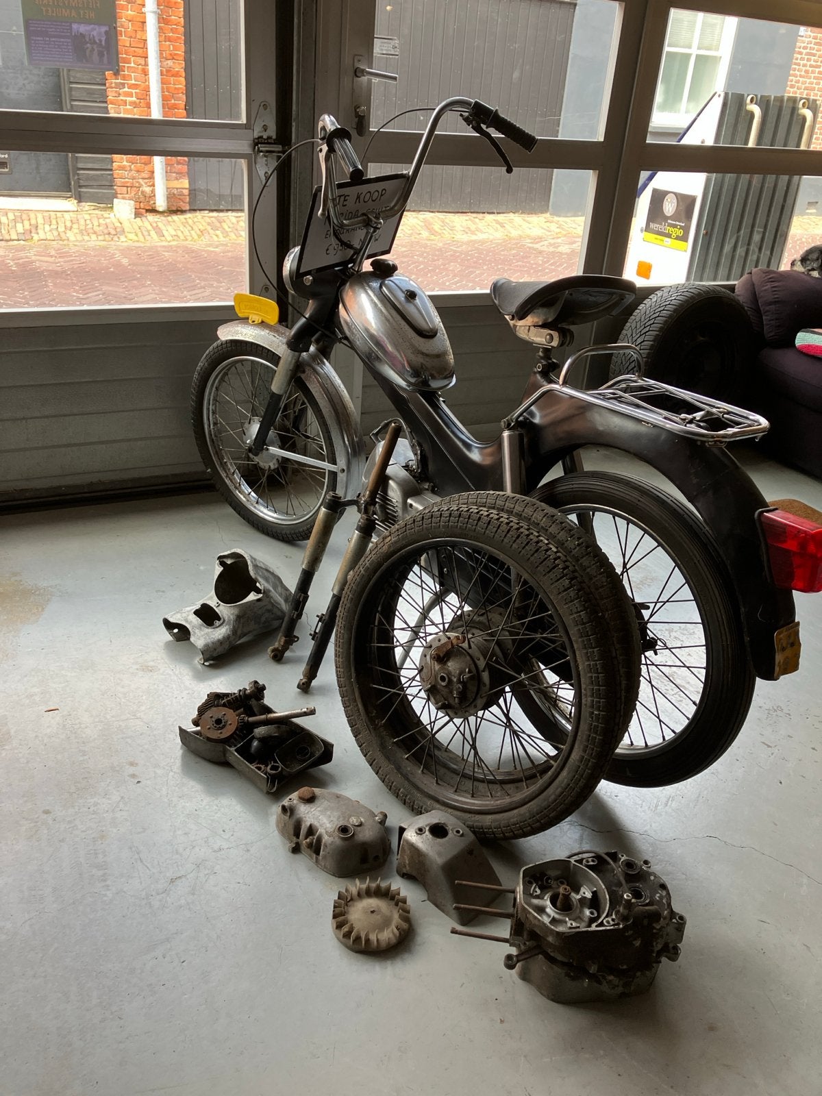 Tomos bromfiets met onderdelen - opknapper, Fietsen en Brommers, Brommers | Oldtimers, Overige merken, Maximaal 45 km/u, Ophalen
