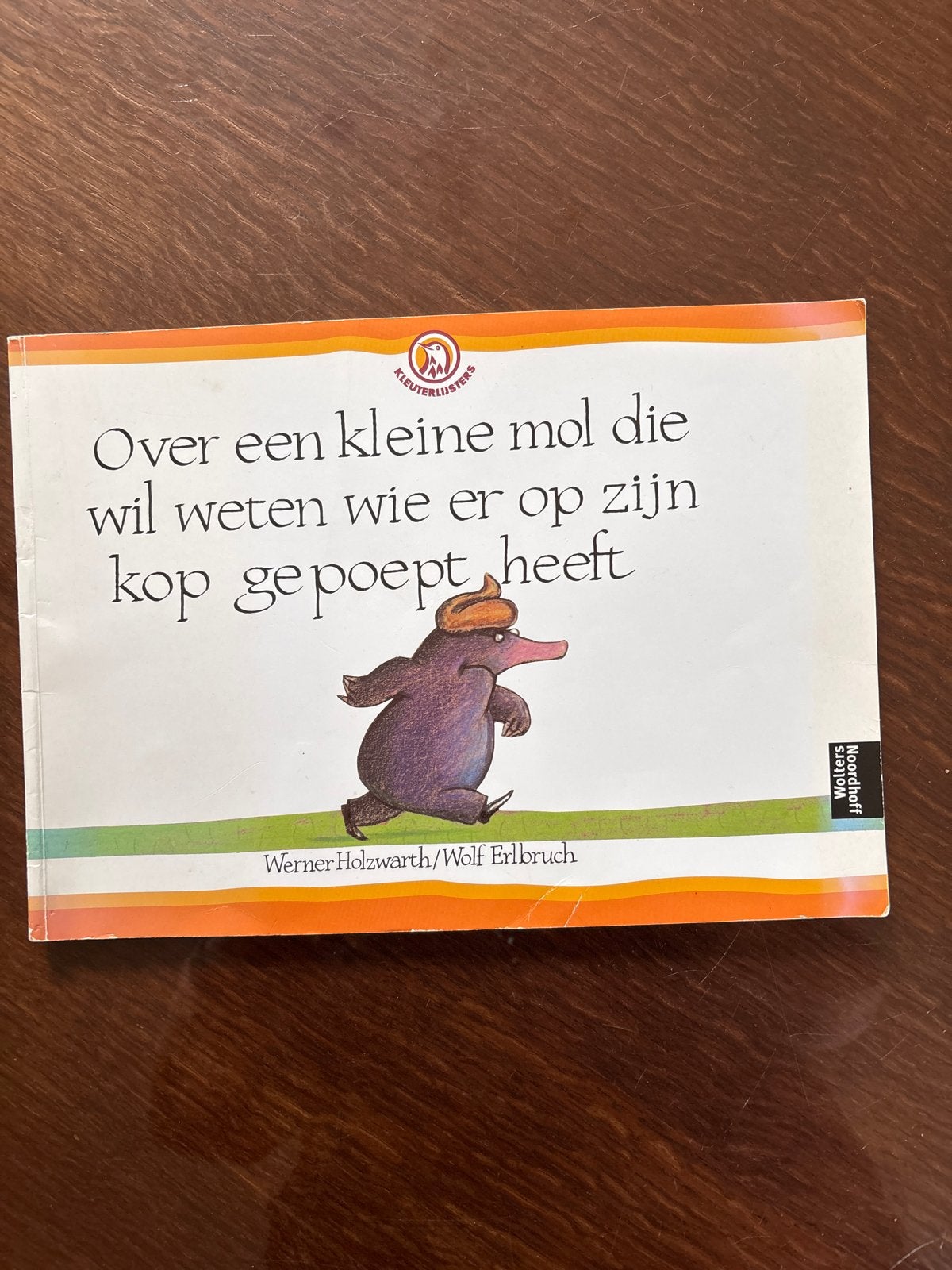 Over een kleine mol die wil weten wie er op zijn kop gepoept, Gelezen, Fictie algemeen, Jongen of Meisje, Ophalen of Verzenden