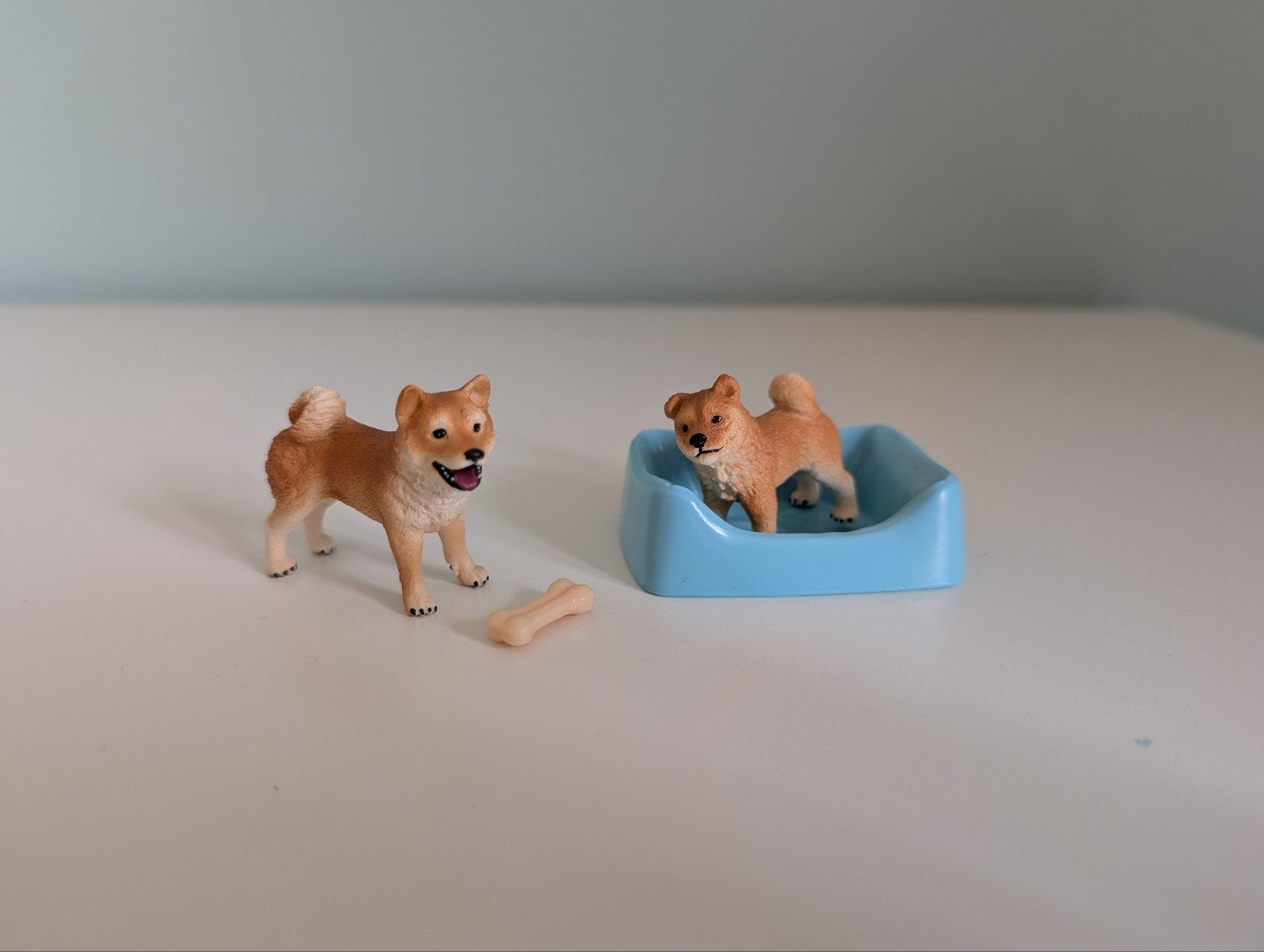 Schleich boerderij Shiba Inu moeder en pup 42479, Ophalen of Verzenden, Zo goed als nieuw, Hond of Kat, Beeldje of Figuurtje