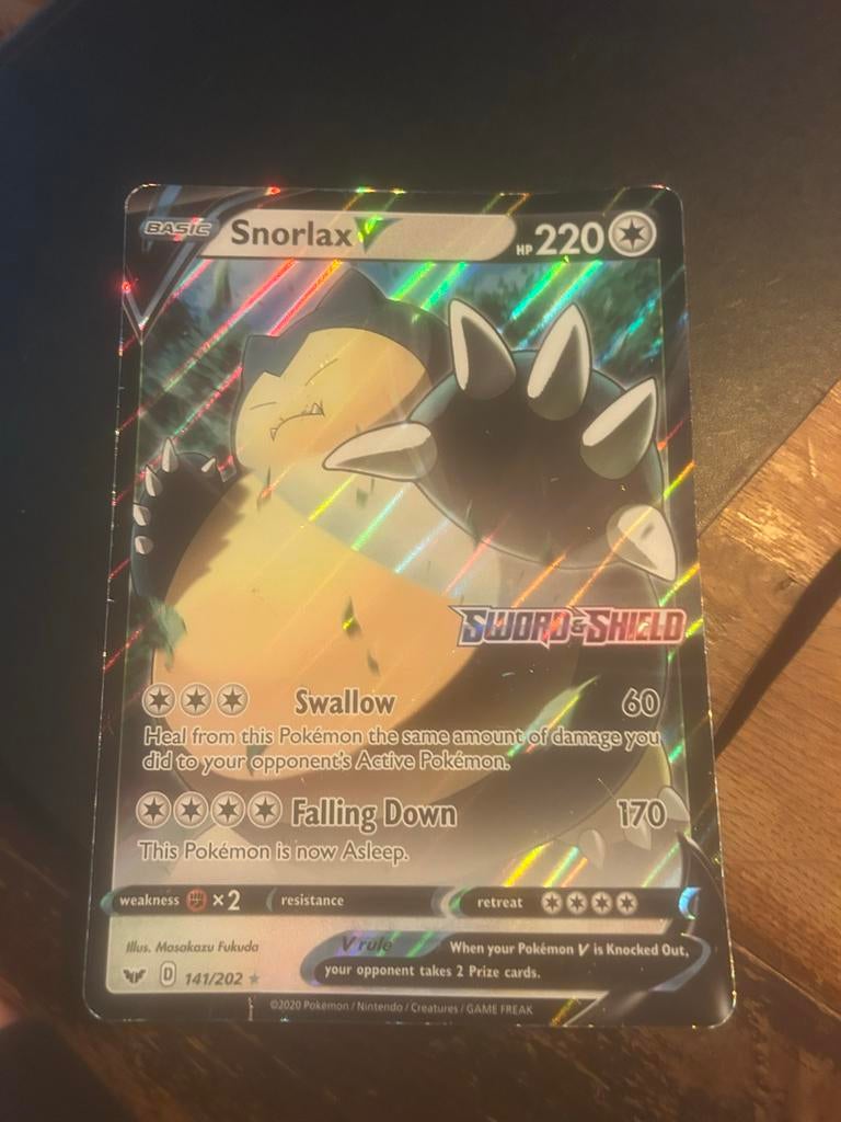 Snorlax V Kaart (Sword & Shield) - ligt Beschadigd, Hobby en Vrije tijd, Verzamelkaartspellen | Pokémon, Gebruikt, Losse kaart
