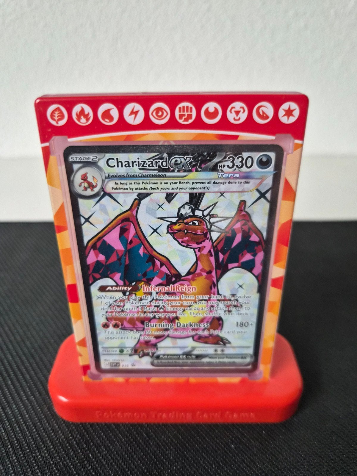 Pokémonkaarten Charizard SVP056 incl stand, Hobby en Vrije tijd, Ophalen of Verzenden, Nieuw, Losse kaart, Foil