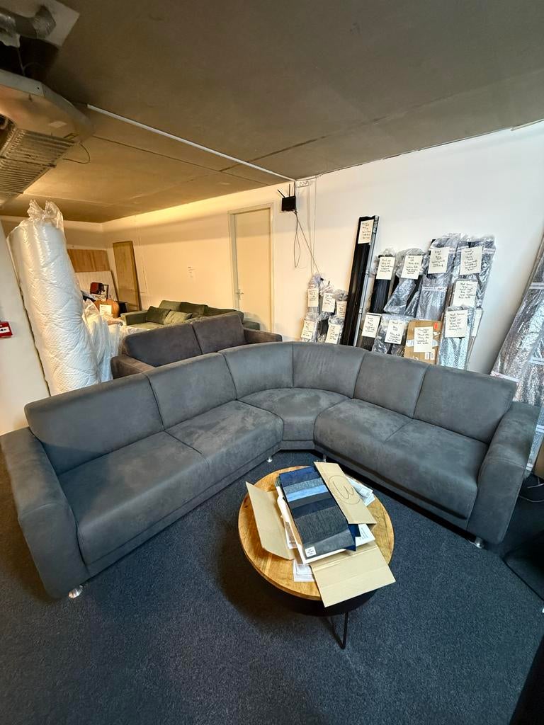 Nieuw! Grijze hoekbank, half rond  van €1795,- voor € 975,-, Ophalen, Gebruikt, 100 tot 125 cm, Hoekbank
