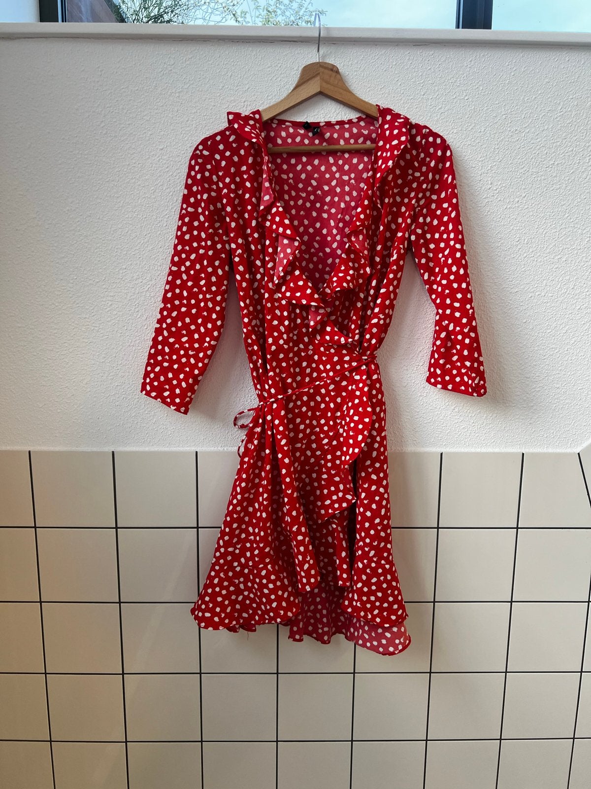 Vero Moda rode overslagjurk met stippen, Ophalen of Verzenden, Zo goed als nieuw, Maat 34 (XS) of kleiner, Boven de knie