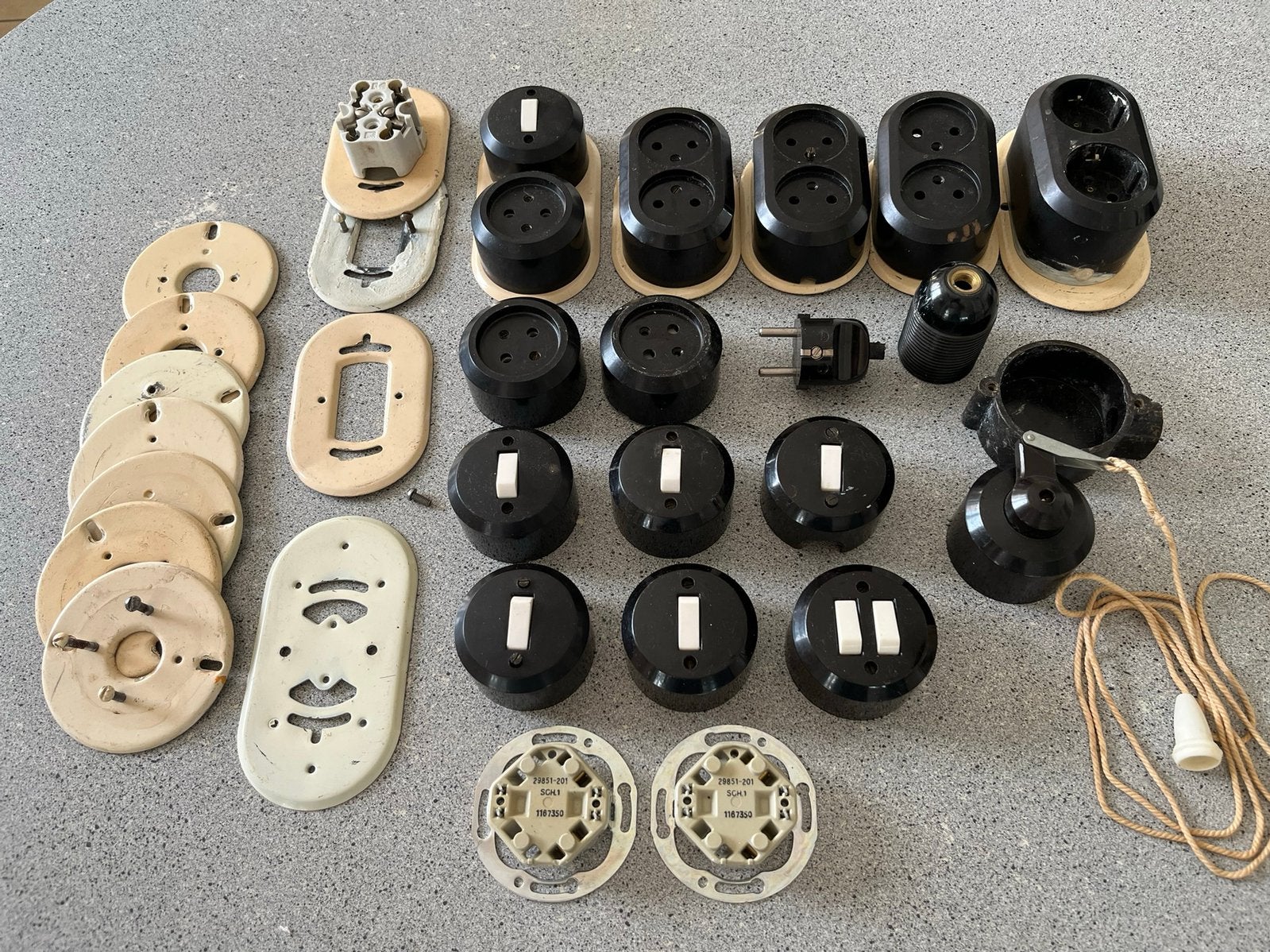 Partij bakelieten schakelmateriaal vintage, Doe-het-zelf en Verbouw, Ophalen of Verzenden, Gebruikt, Stopcontact