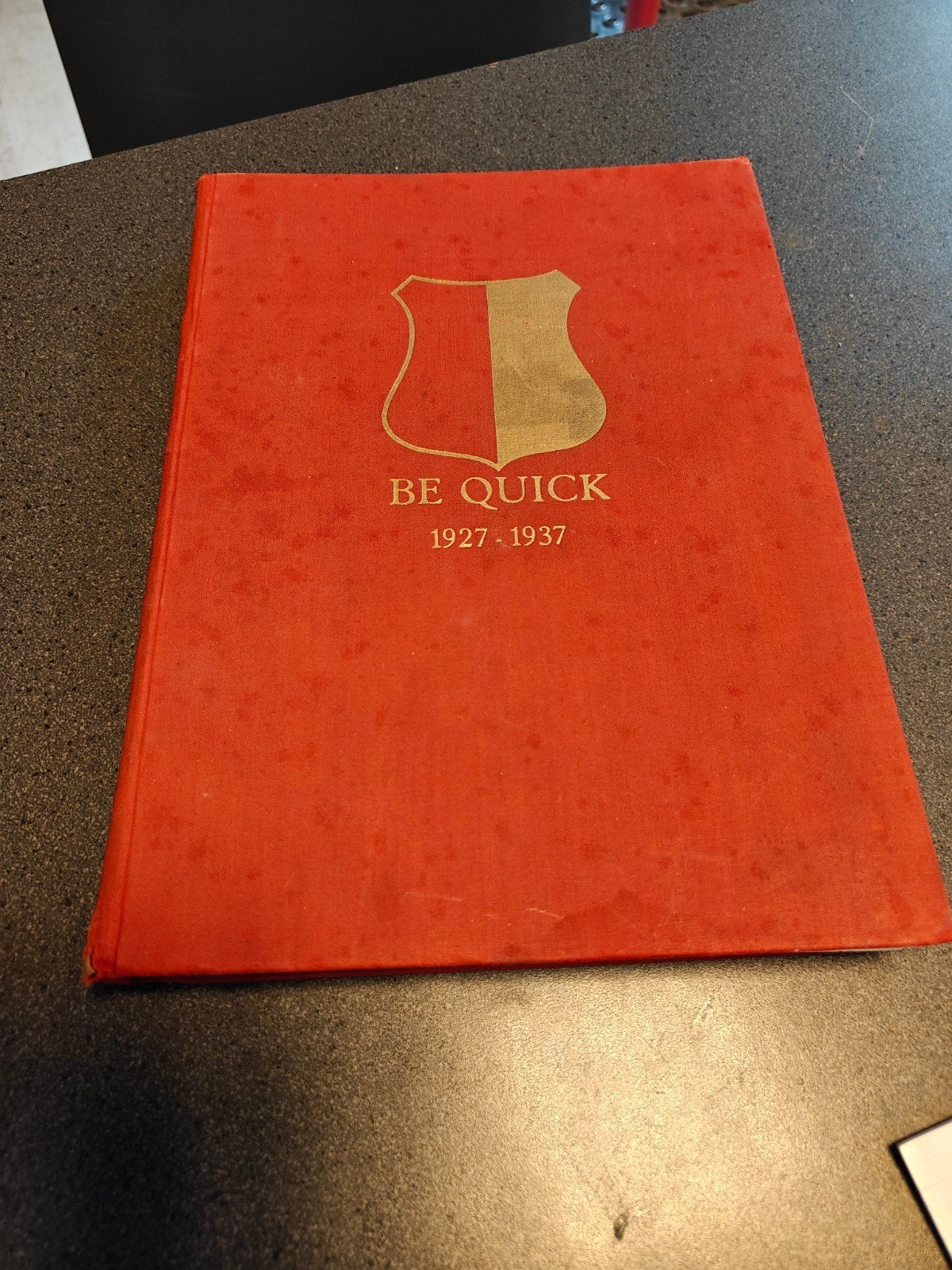 Prachtig oud jubileum boek BE QUICK 1927-1937 in mooie staat, Gelezen, Bruins Oving jr, Ophalen of Verzenden, Balsport