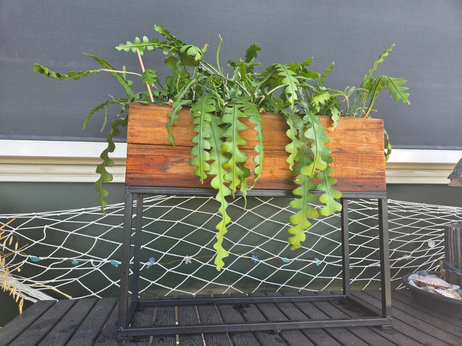 Houten plantenbak met metalen onderstel, Tuin en Terras, Bloembakken en Plantenbakken, Gebruikt, Ophalen of Verzenden, 60 tot 100 cm