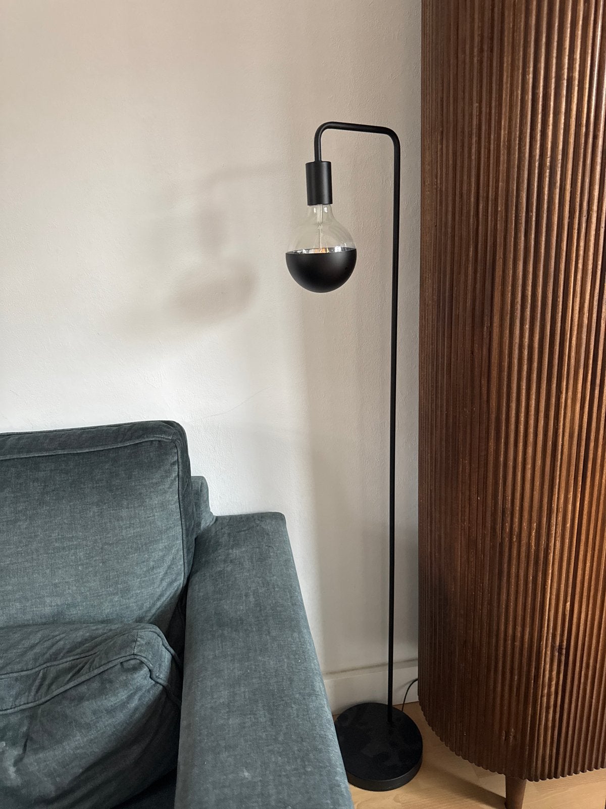 Moderne zwarte vloerlamp met unieke lamp, Ophalen, E27 (groot), Zo goed als nieuw, Metaal