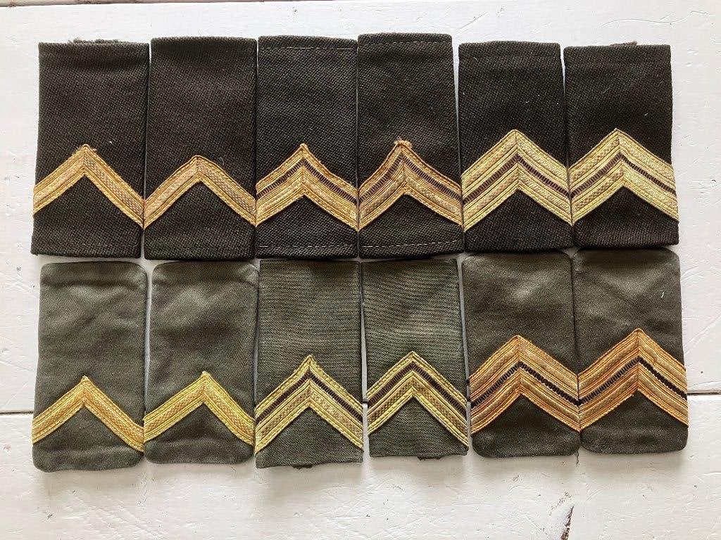 Setje ouwe epauletten onder officier, Ophalen of Verzenden, Landmacht, Nederland, Embleem of Badge