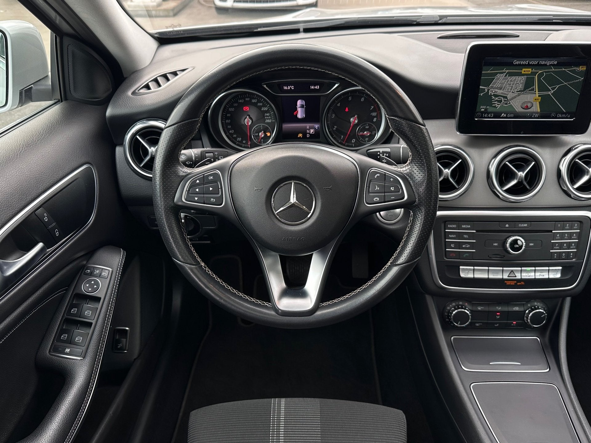 Mercedes-Benz GLA-klasse 180 Business Solution AMG|Panoramad, Auto's, Automatische klimaatregeling, Gebruikt, 4 cilinders, 715 kg