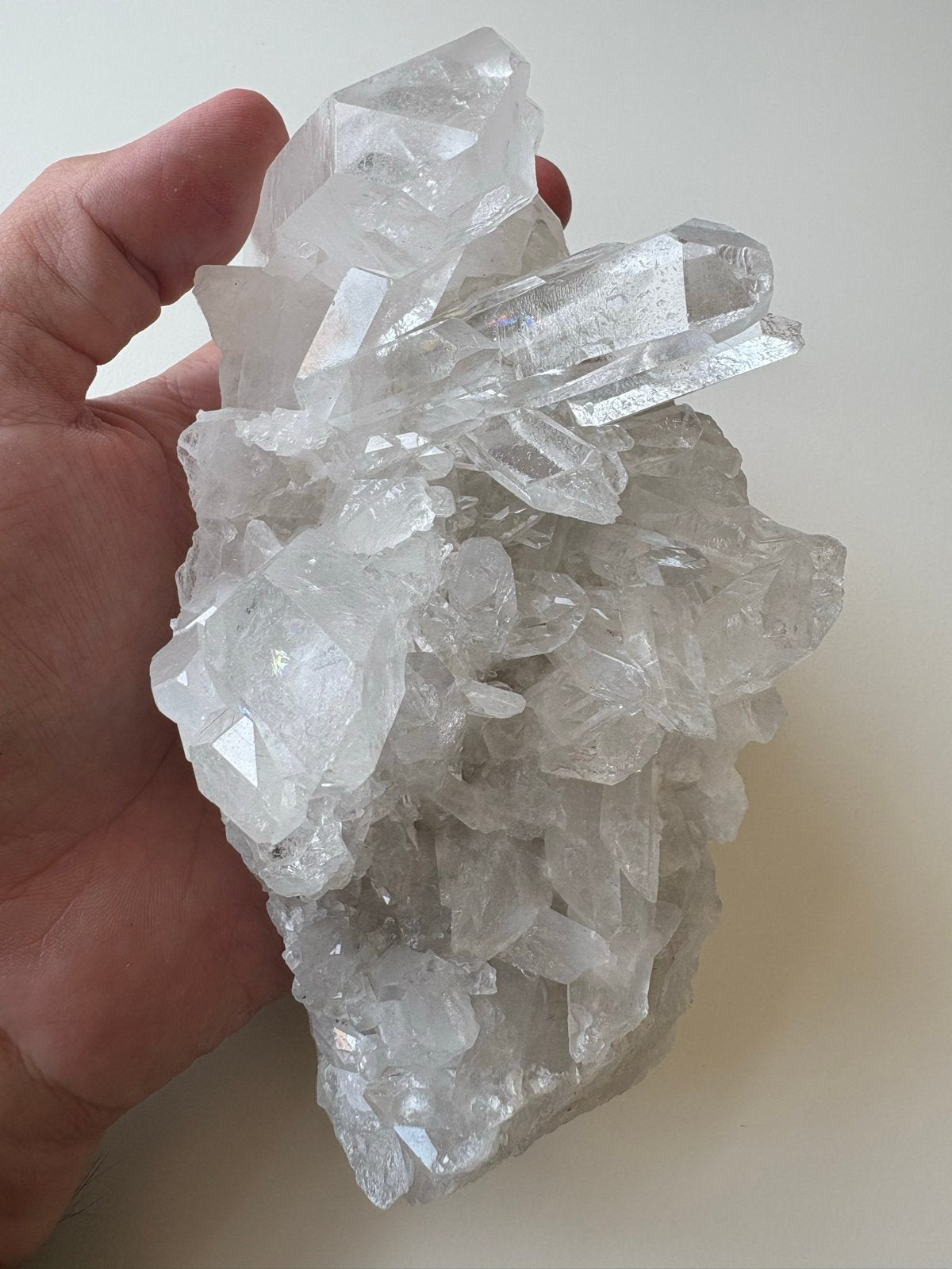 Grote bergkristal cluster op standaard, Verzamelen, Mineralen en Fossielen, Ophalen of Verzenden, Mineraal