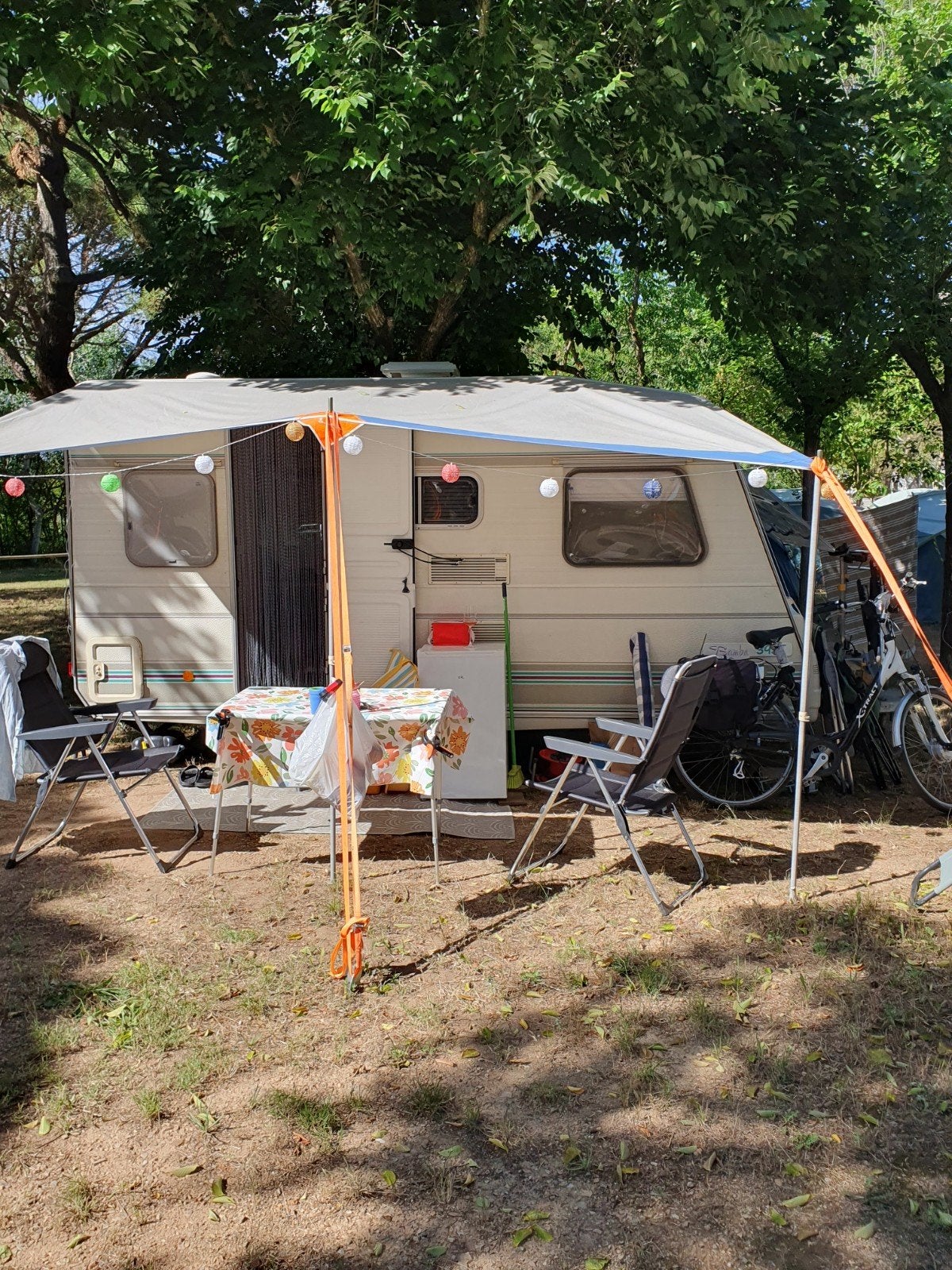 Leuke lichtgewicht Caravelair 1994 met voortent en luifel, Caravans en Kamperen, Vast bed, Treinzit, Particulier, Caravelair