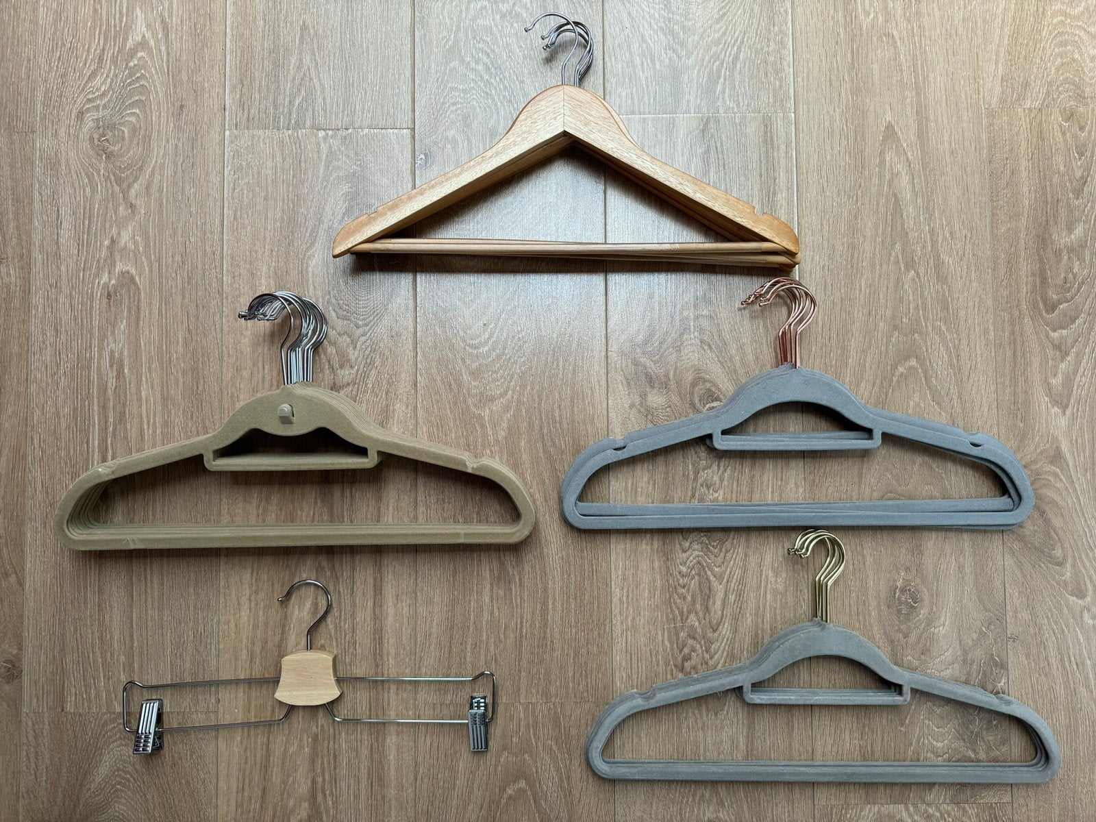 Verschillende kledinghangers hout & stof, Kleding | Dames, Kledinghangers, Gebruikt, Hout, Volwassenen, Ophalen of Verzenden