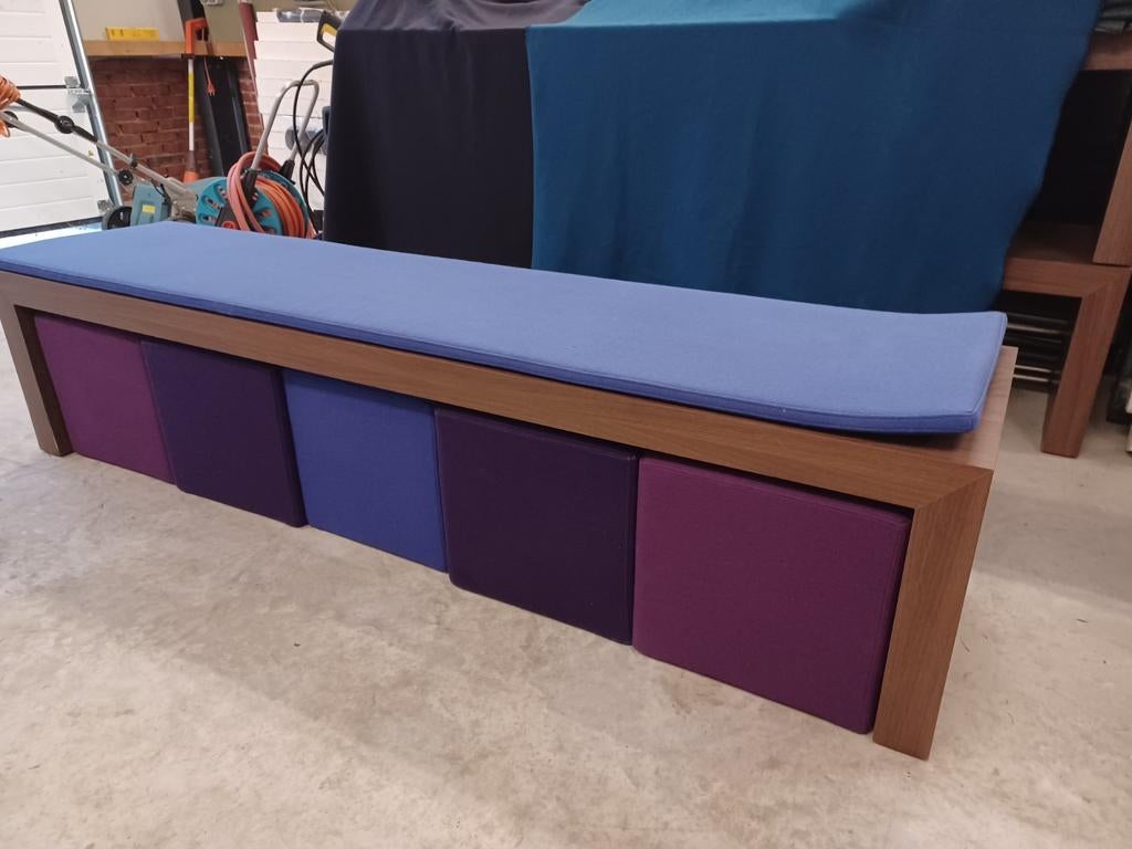 Lange bank met kussen en krukjes., Ophalen