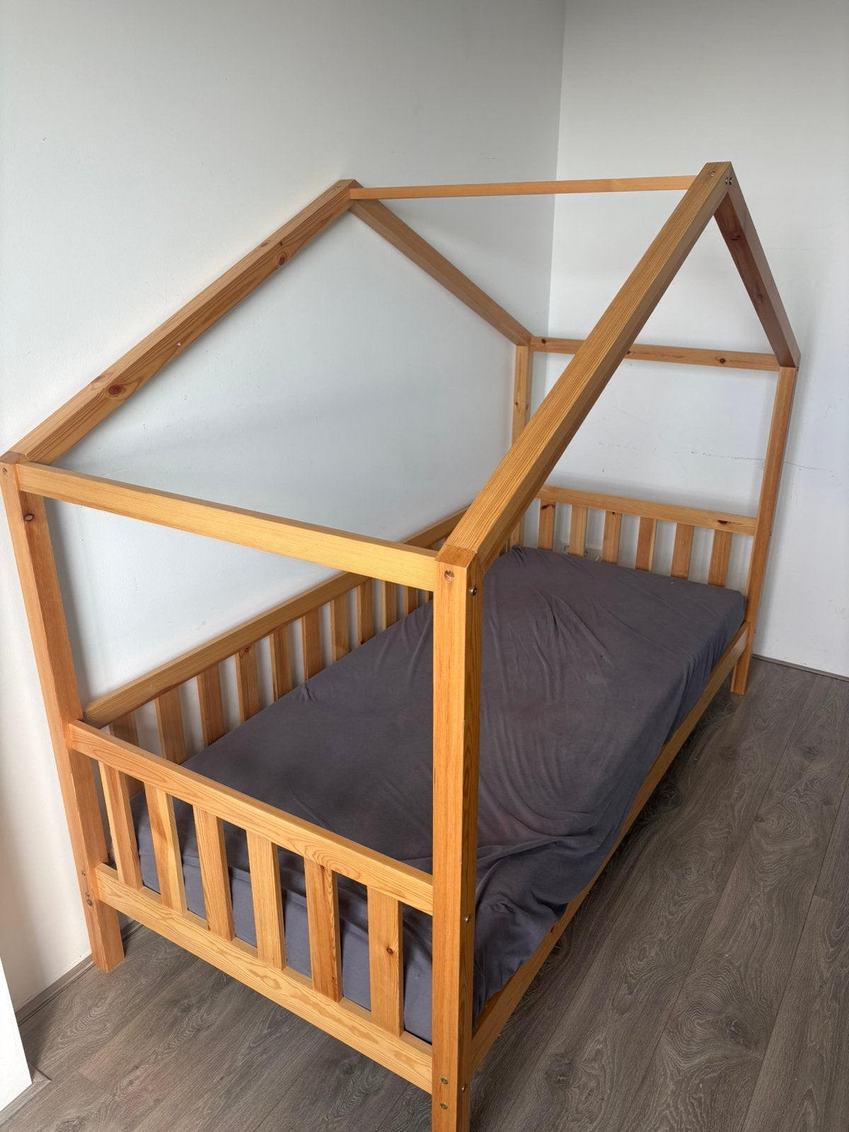 Houten huisje‑kinderbed 90x200 cm inclusief matras, Ophalen of Verzenden, Zo goed als nieuw, Ledikant