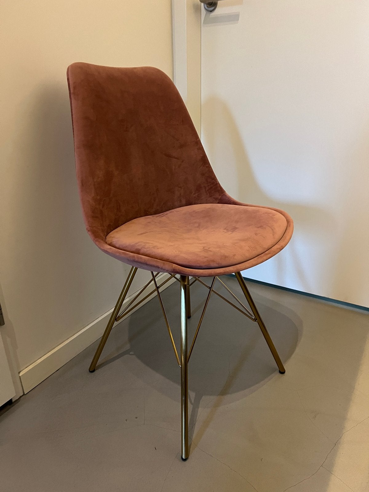 Kick velvet kuipstoel roze - goud onderstel, Huis en Inrichting, Stoelen, Ophalen, Overige kleuren, Zo goed als nieuw, Eén