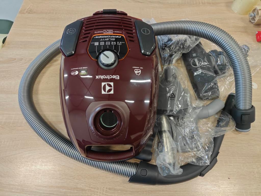 Electrolux ESP74BD Stofzuiger Bordeauxrood 550W Nieuw, Witgoed en Apparatuur, Stofzuigers, Stofzak, N/a, Nieuw, Ophalen of Verzenden
