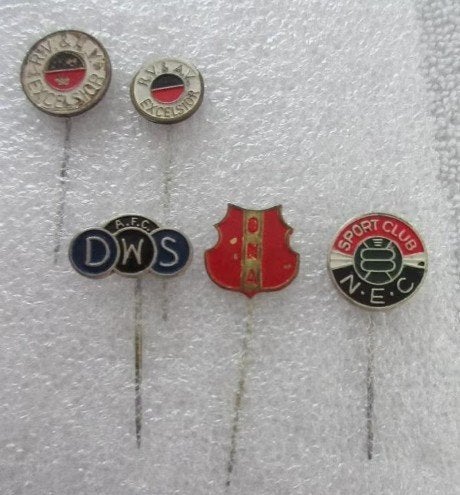 5 speldjes voetbal o.a. N.E.C. + Excelsior + D.W.S., Verzamelen, Speldjes, Pins en Buttons, Ophalen of Verzenden, Gebruikt, Sport