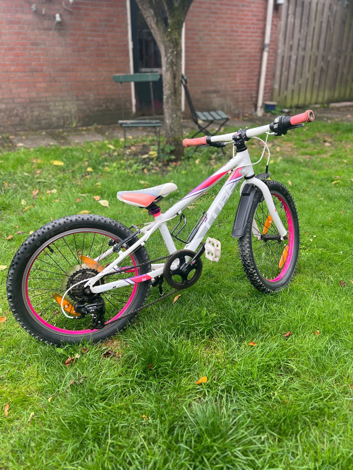 Cube Race 200 Kinderfiets - Wit/Roze 20 inch, Ophalen, Gebruikt, Velgrem, 20 inch of meer